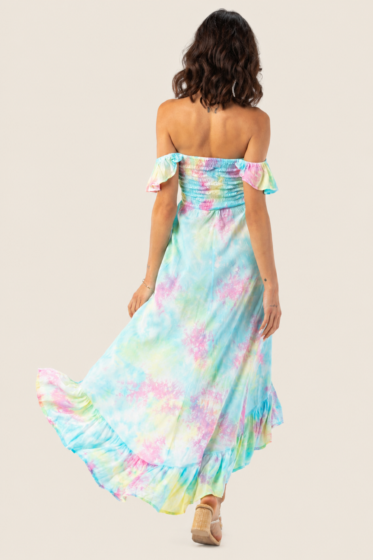 Vista trasera del vestido maxi Tiare Hawaii Brooklyn mostrando caída fluida y estampado tropical en tonos vibrantes