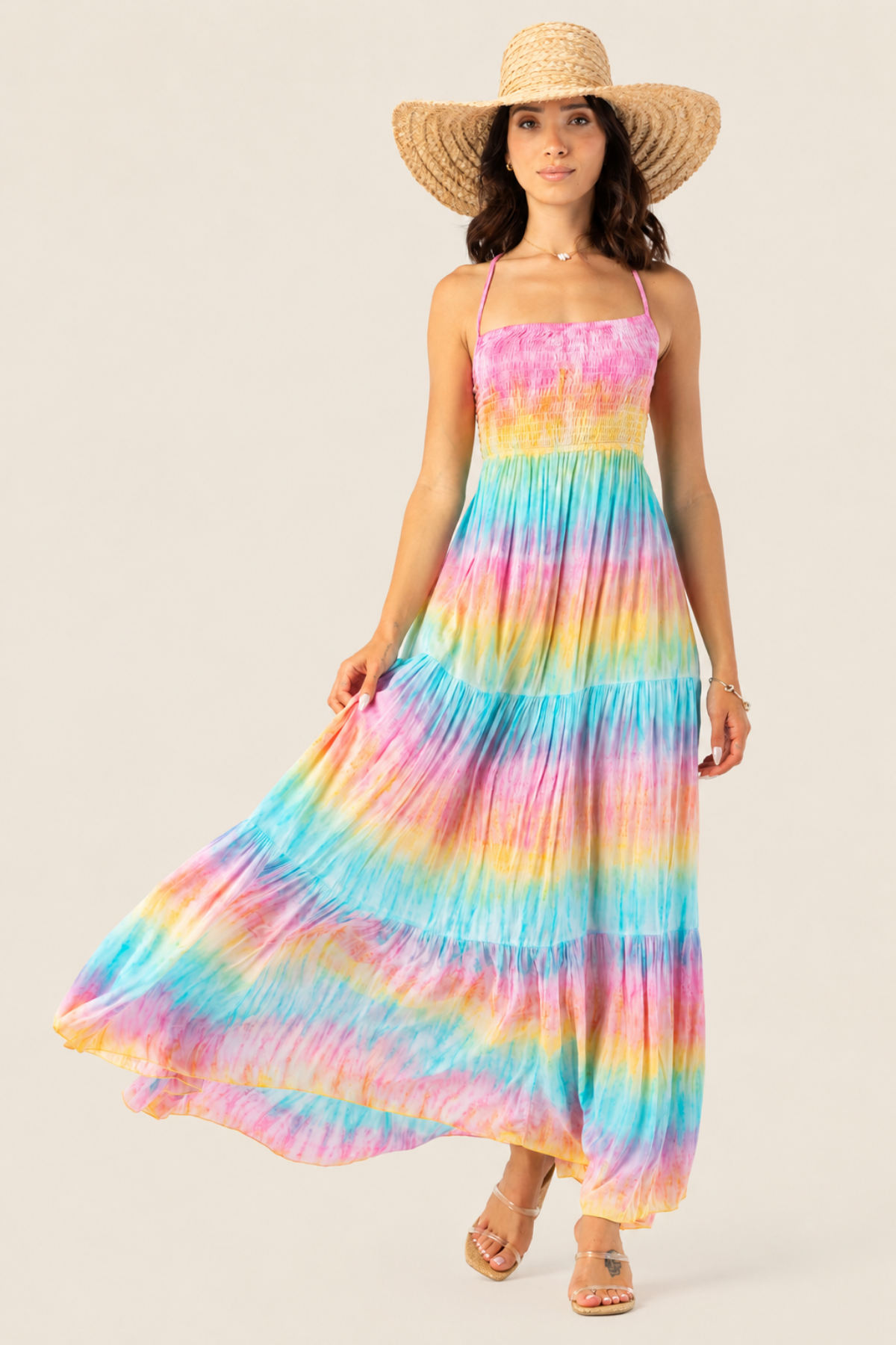 Modelo posando con vestido Kailani maxi de Tiare Hawaii en estampado tropical, escote en V y tirantes finos en fondo blanco