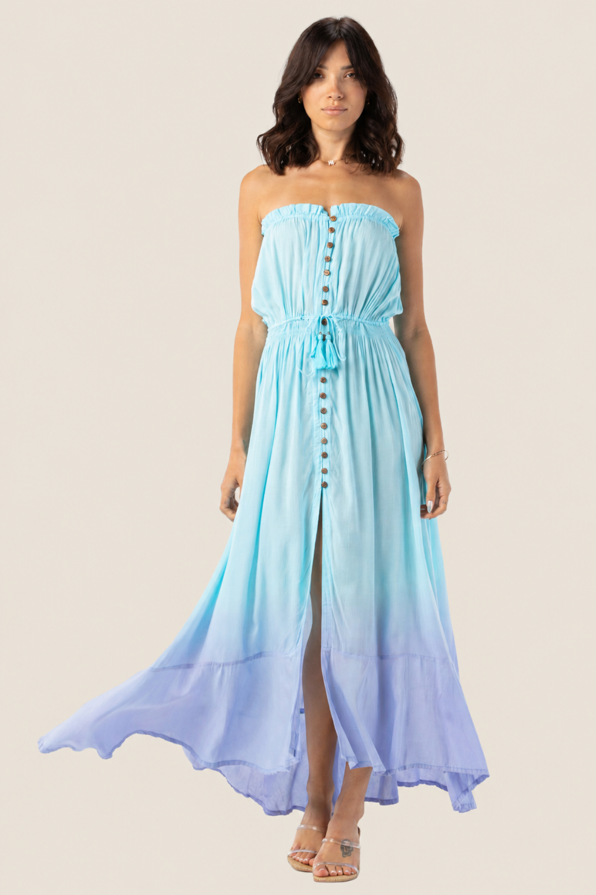 Modelo con vestido largo Ryden de Tiare Hawaii en vista frontal mostrando el diseño fluido y estampado exclusivo