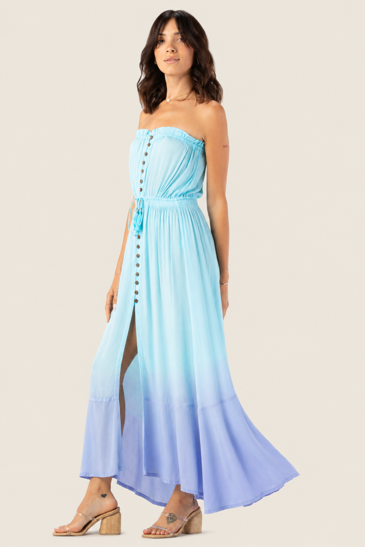 Vista lateral del vestido largo Ryden de Tiare Hawaii en modelo resaltando la caída elegante y los detalles del tejido