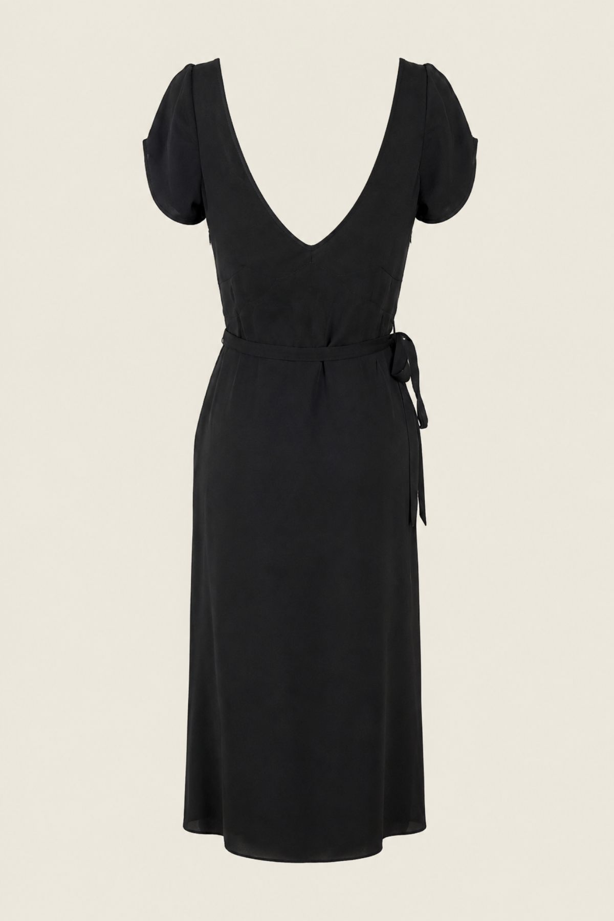 Vestido midi Lyell negro en maniquí mostrando la parte trasera con cierre oculto y diseño sofisticado
