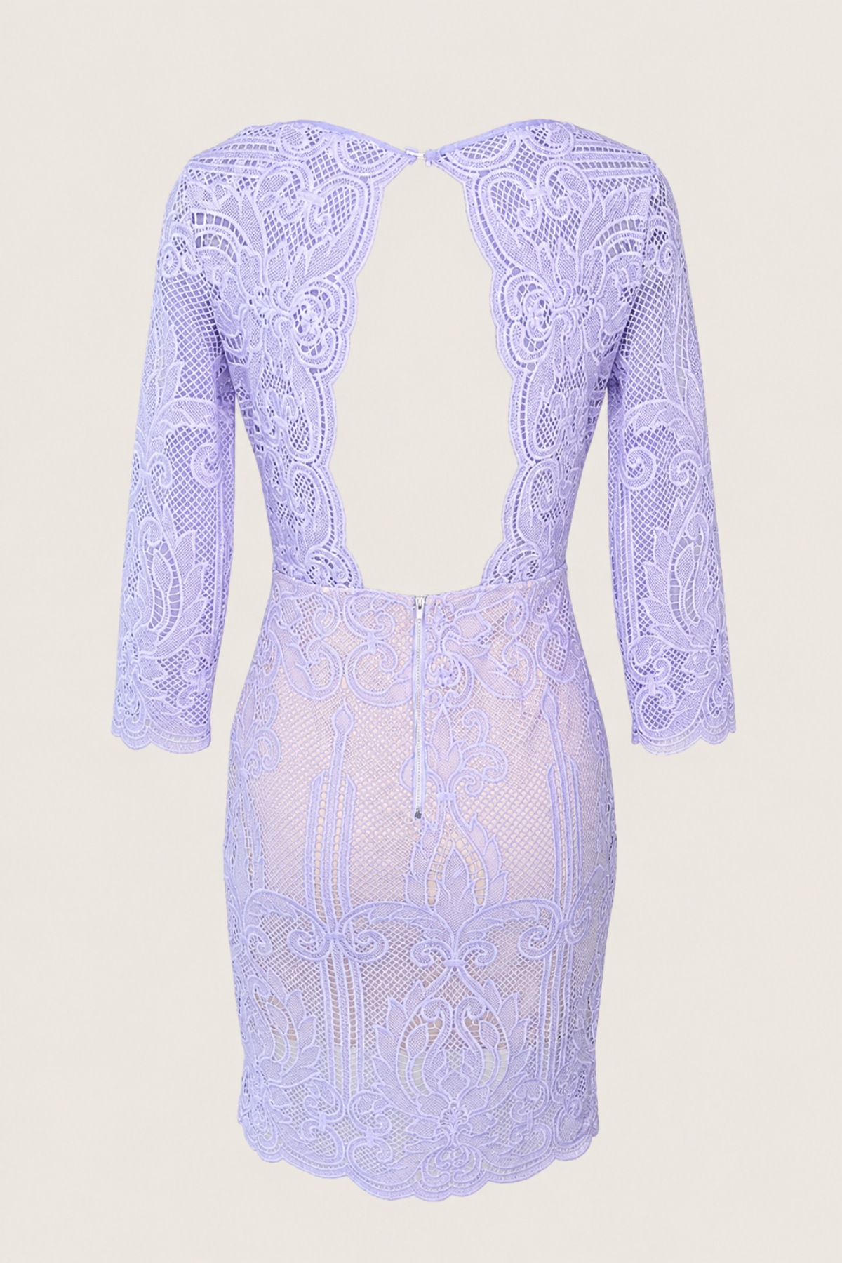 Vista trasera del vestido midi V Neck Lace Angel Biba en color lavanda sobre maniquí y fondo blanco, destacando espalda abierta y caída elegante
