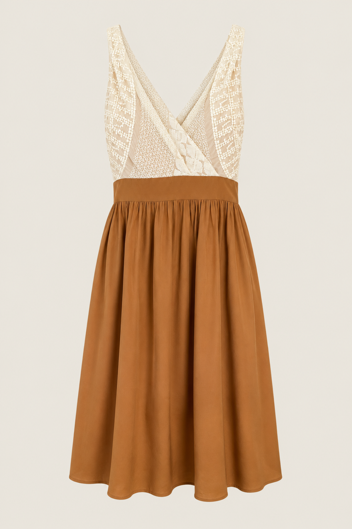 Vestido midi beige de corte recto con mangas cortas y escote redondo, ideal para looks elegantes de oficina o eventos diurnos