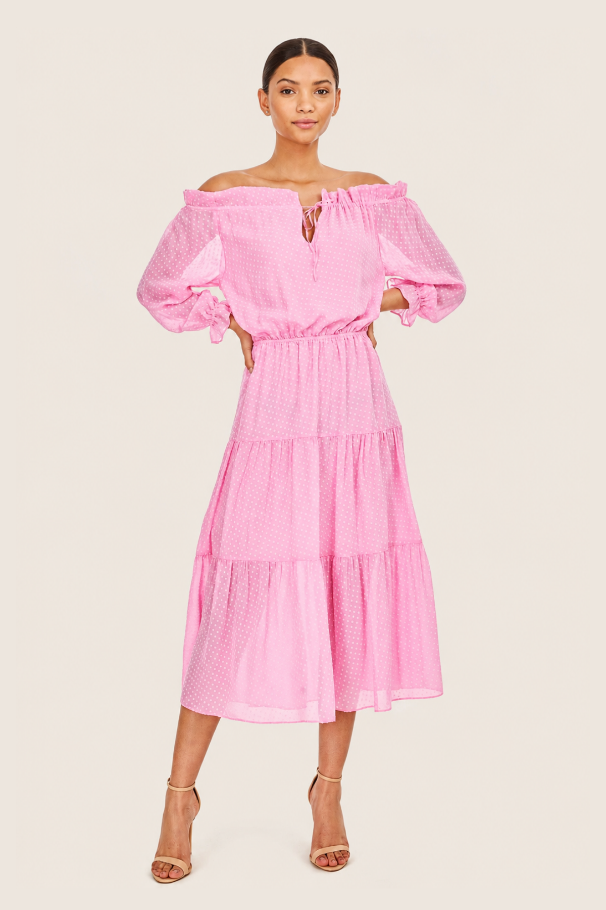 Vestido Generation Love Leoni midi en Candy Pink con tejido plumetti, cintura acentuada y falda de capas, visto de frente.