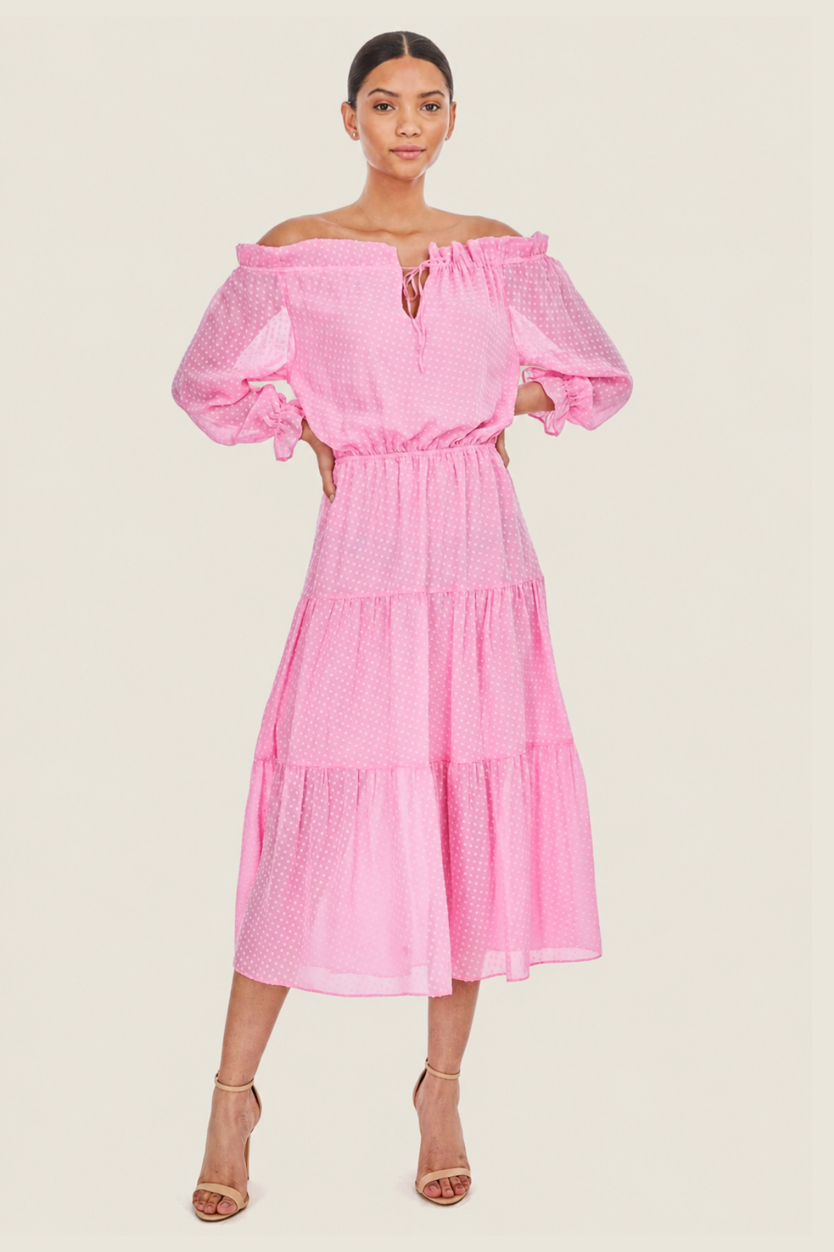Vestido Generation Love Leoni midi en Candy Pink con tejido plumetti, cintura acentuada y falda de capas, visto de frente.