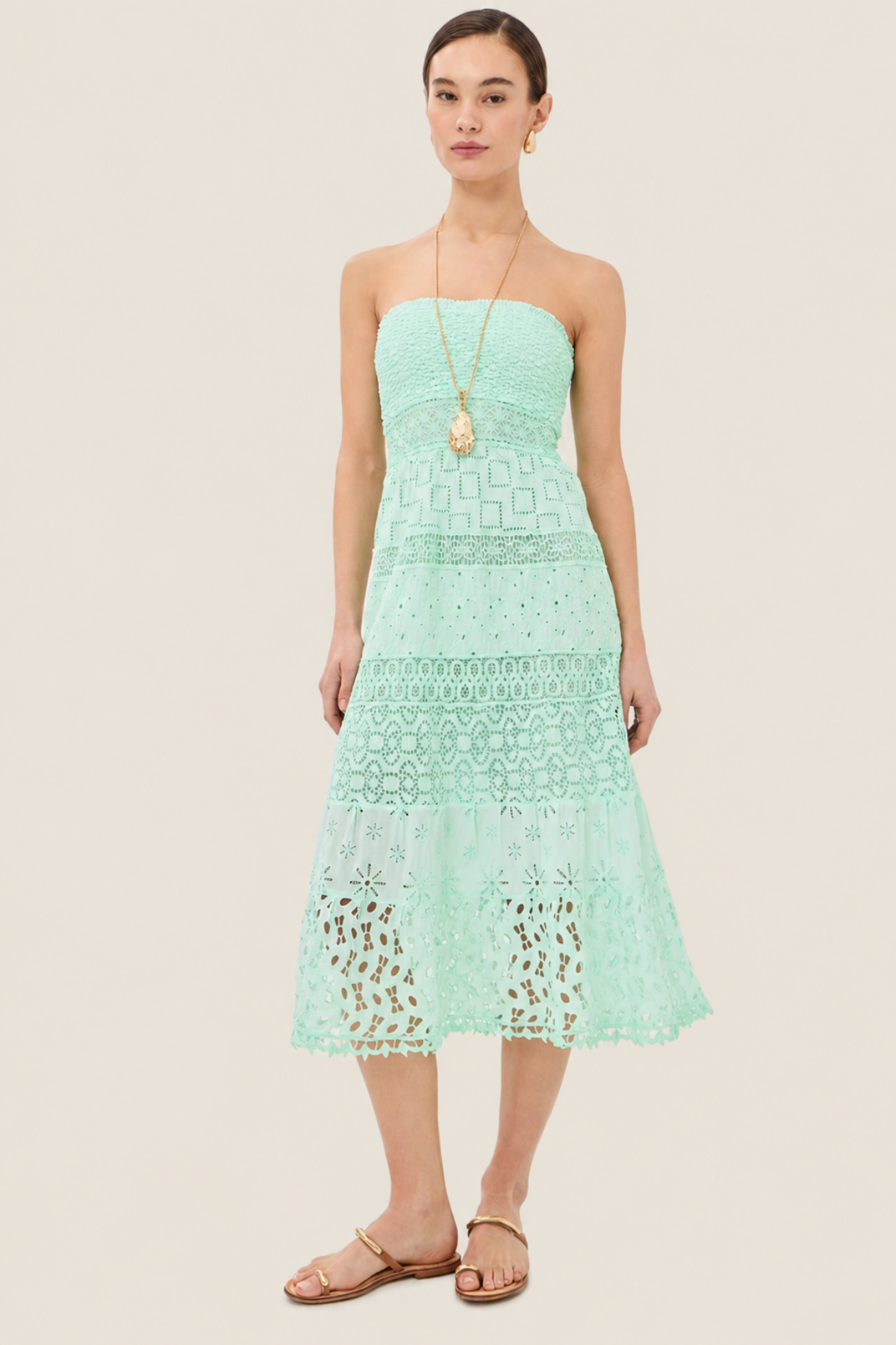 Vestido midi aqua con silueta fluida y movimiento elegante perfecto para bodas de día y eventos al aire libre