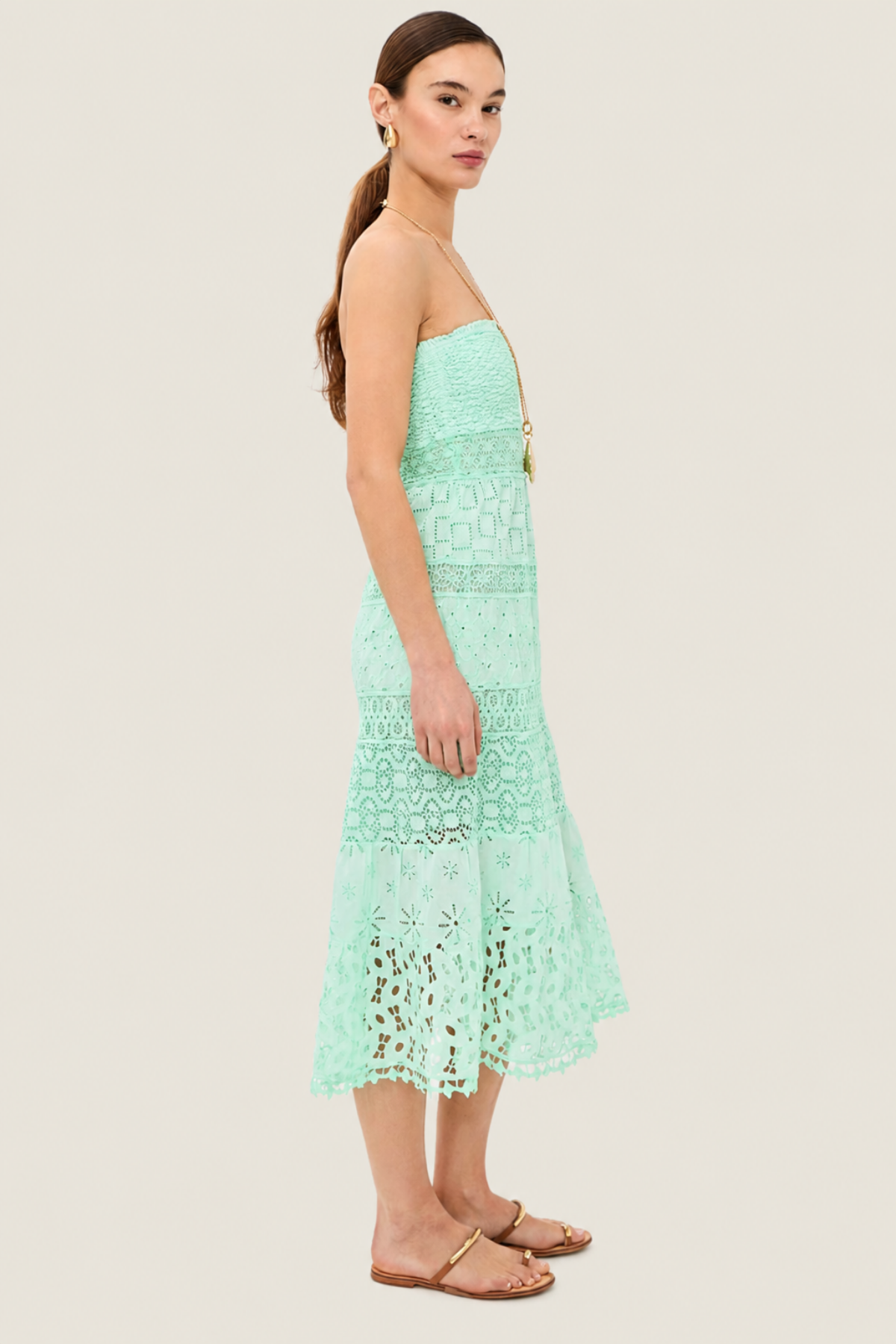 Detalle vestido midi aqua con volantes en capas y acabado ligero ideal para outfits romantic luxury y verano elegante