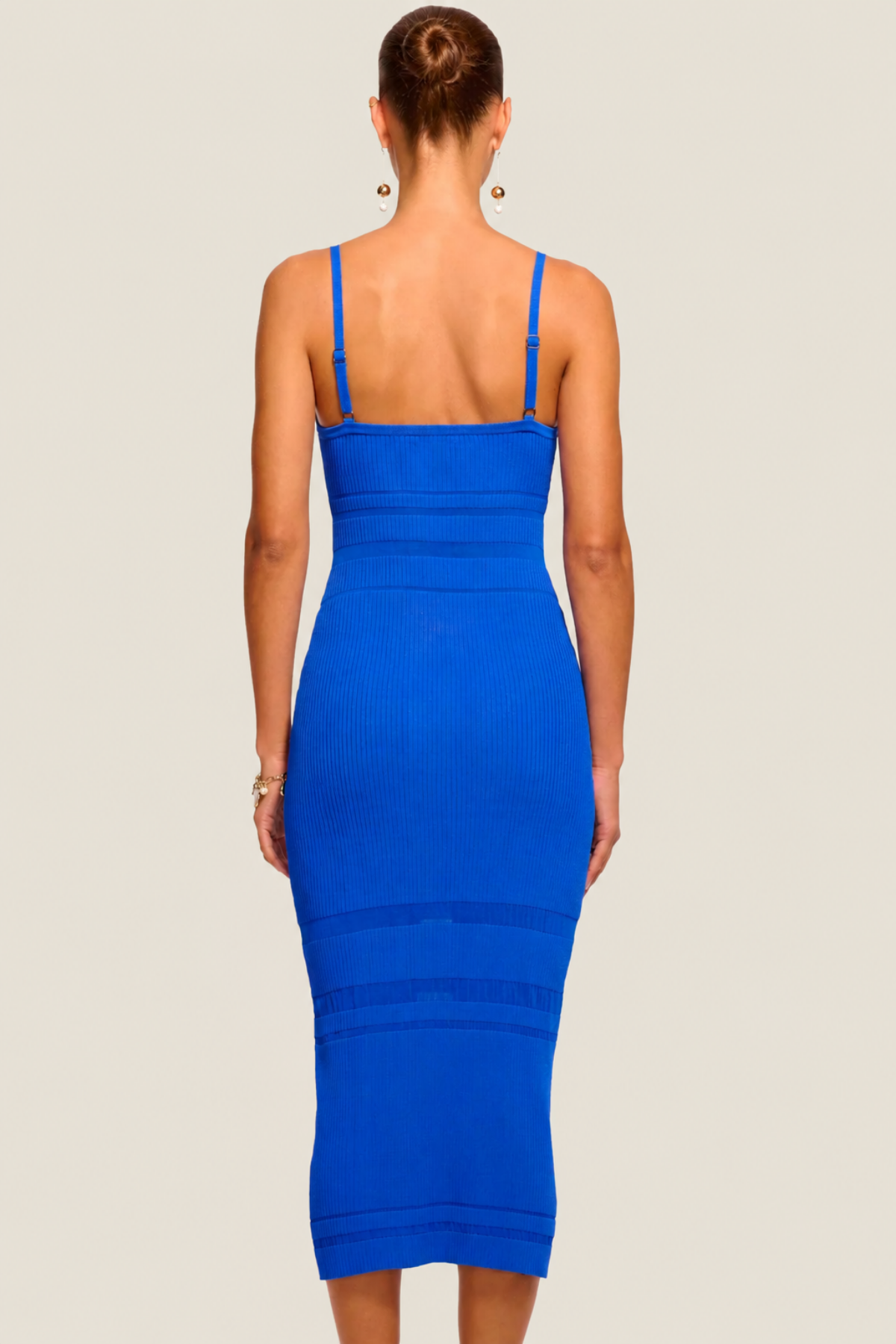 Vista trasera vestido midi de punto con caída elegante y ajuste favorecedor ideal para looks sofisticados y modernos