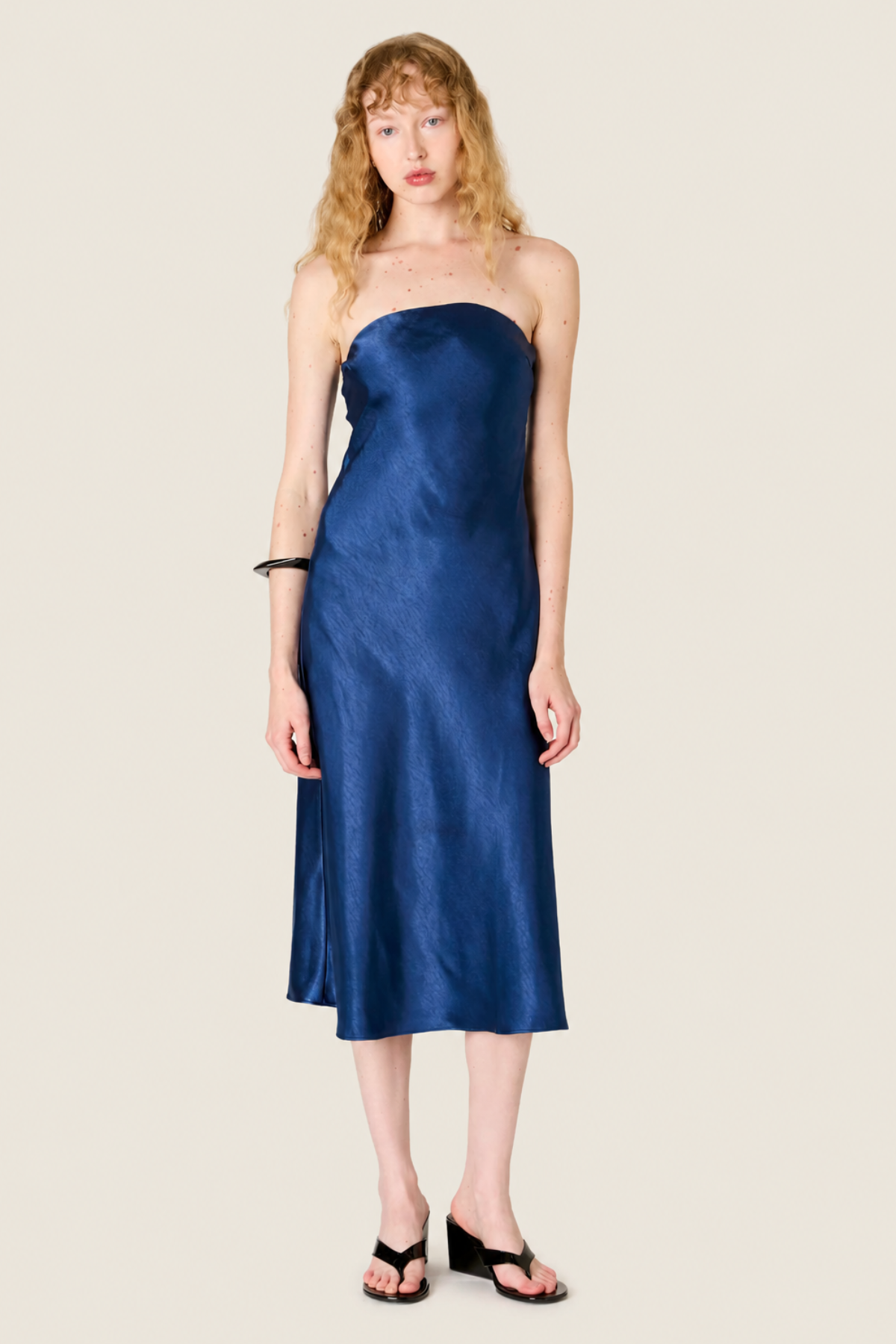 Vestido midi Carolyn de corte bañera en tejido fluido, escote redondo y manga corta para un look elegante y favorecedor