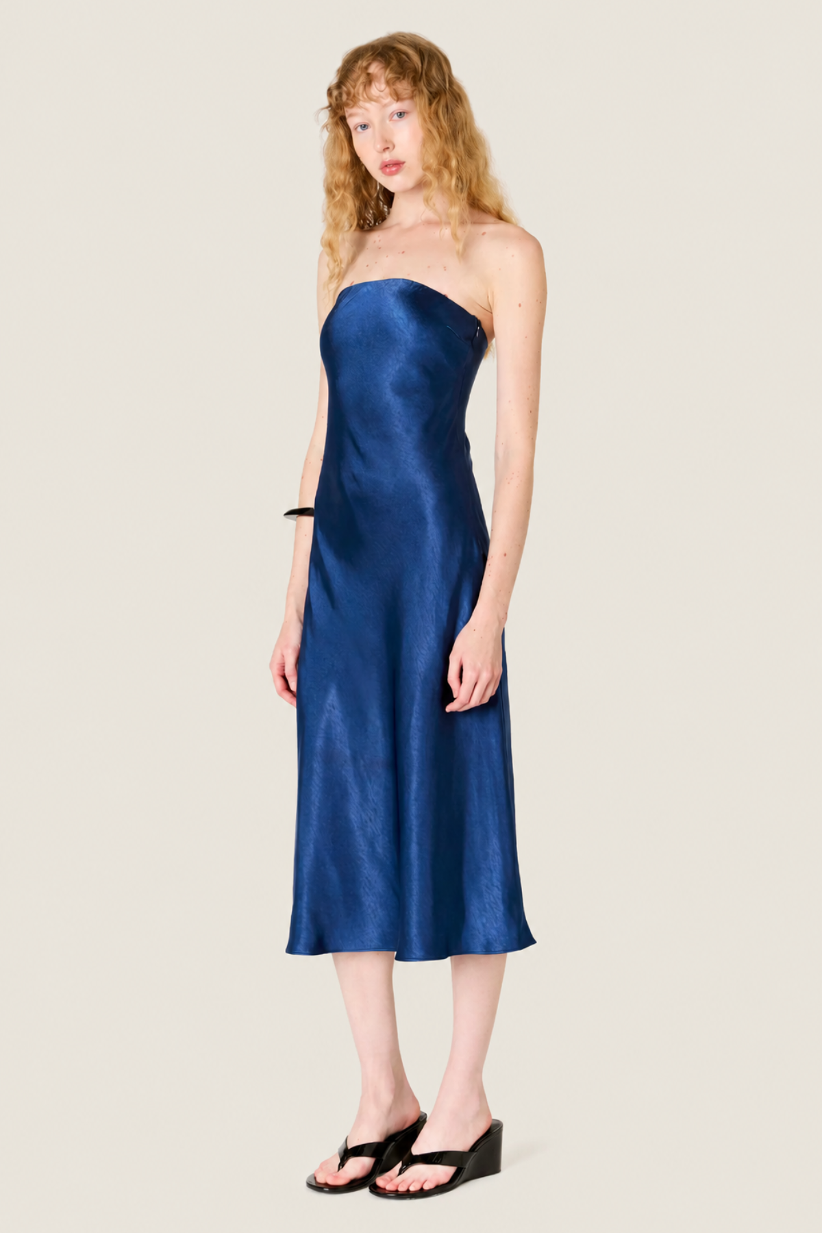 Detalle de la confección del vestido midi Carolyn mostrando costuras reforzadas y dobladillo perfectamente acabado