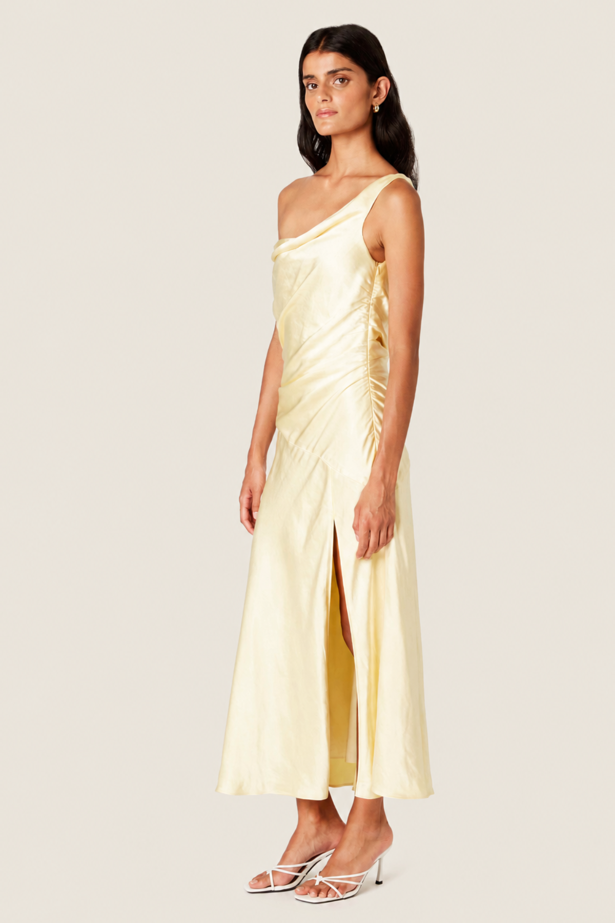 Vista lateral del vestido largo Tori butter sobre modelo mostrando silueta estilizada y textura suave del tejido