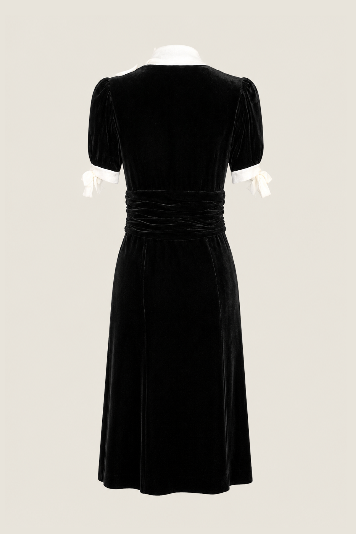 Vista trasera del vestido midi de terciopelo Luisa Beccaria en color negro, mostrando el corte y detalles en un maniquí sobre fondo blanco