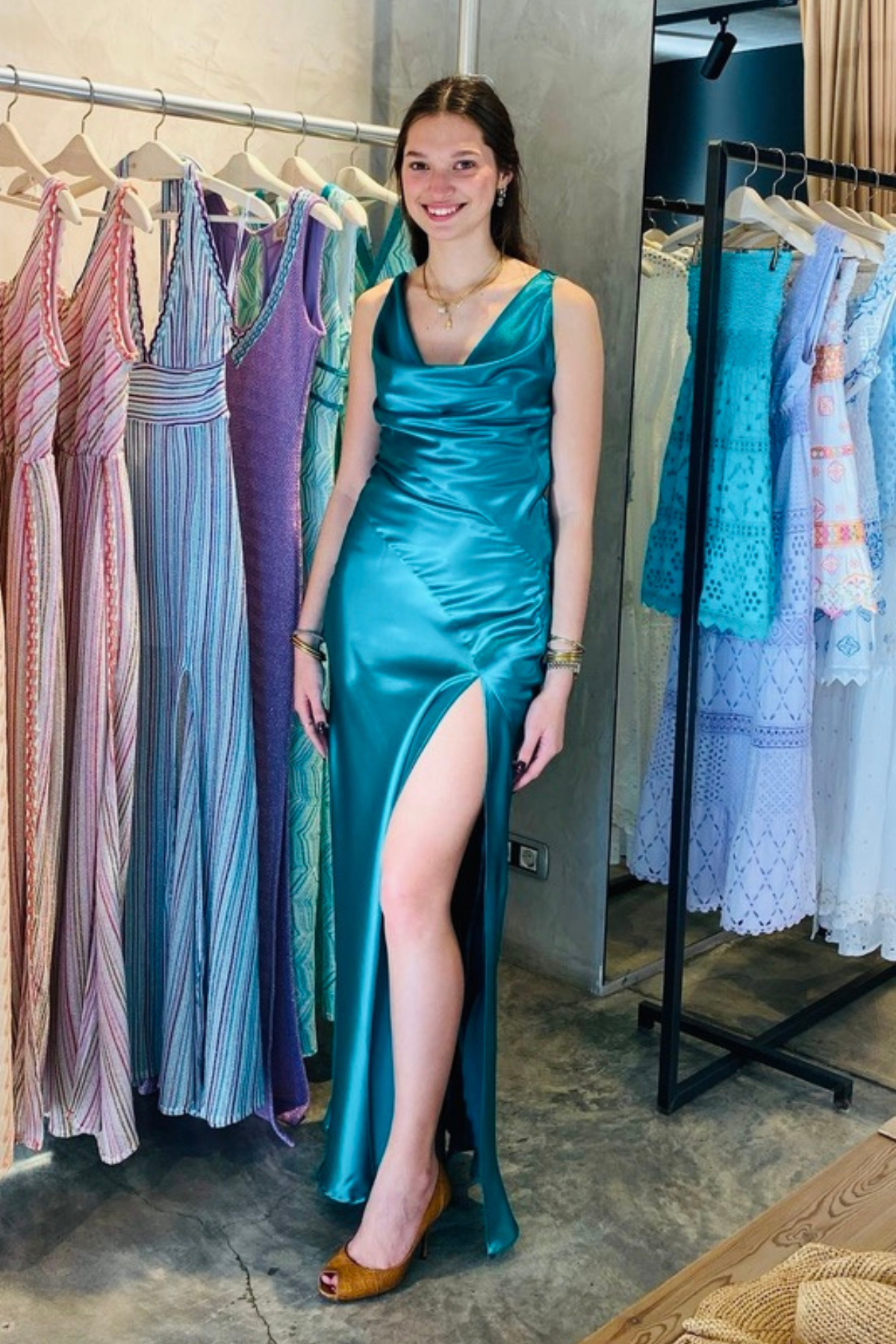Vestido largo Alfina de Vila en color Smeraldo, con drapeado al costado, division hasta el muslo, con detalles de lasos y cierre de cremallera 