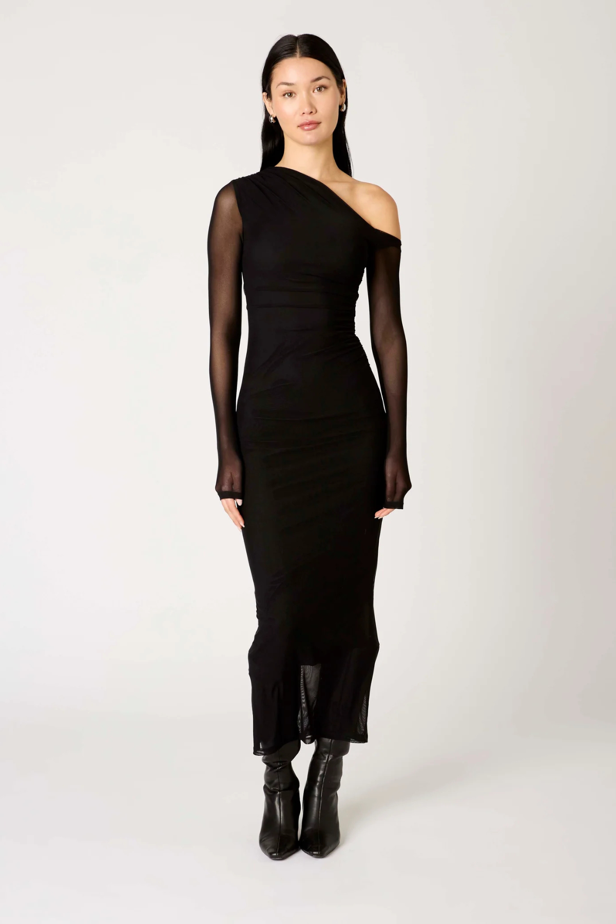 Vestido Lyra femenino en negro, diseño largo con caída elegante y estilo refinado, perfecto para ocasiones especiales o de gala
