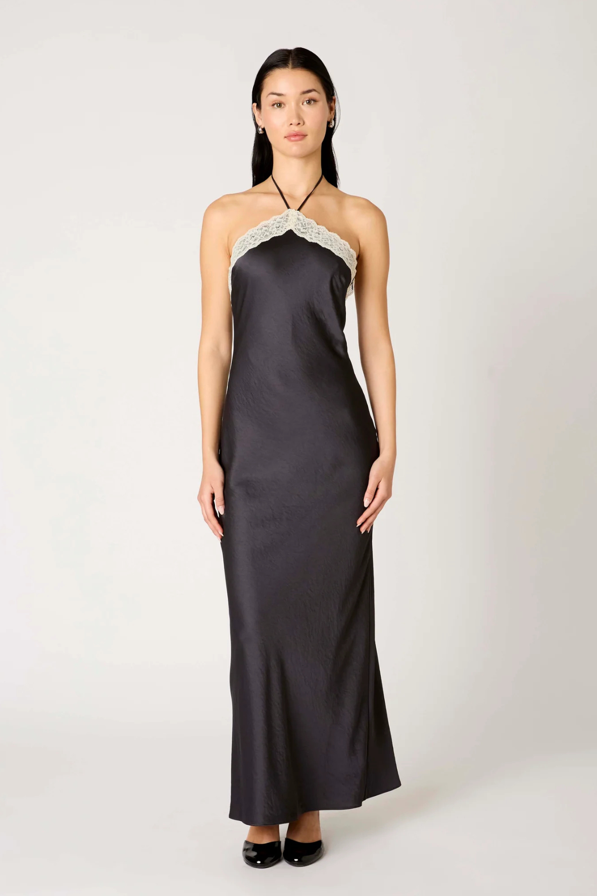 Vestido largo Vesper en color soot black, corte fluido y elegante, ideal para cenas, eventos formales y ocasiones especiales
