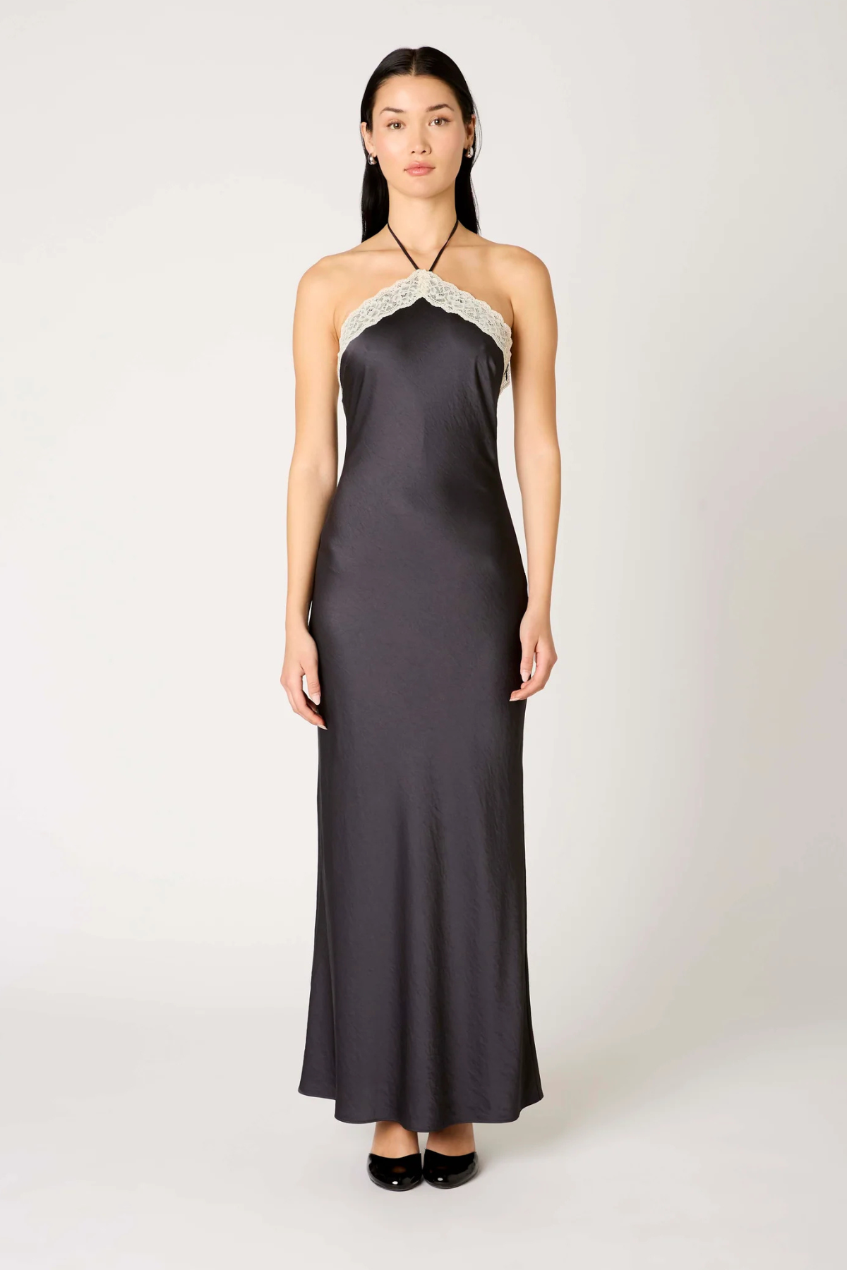 Vestido Vesper femenino largo negro, silueta estilizada con caída suave y diseño sofisticado perfecto para looks nocturnos
