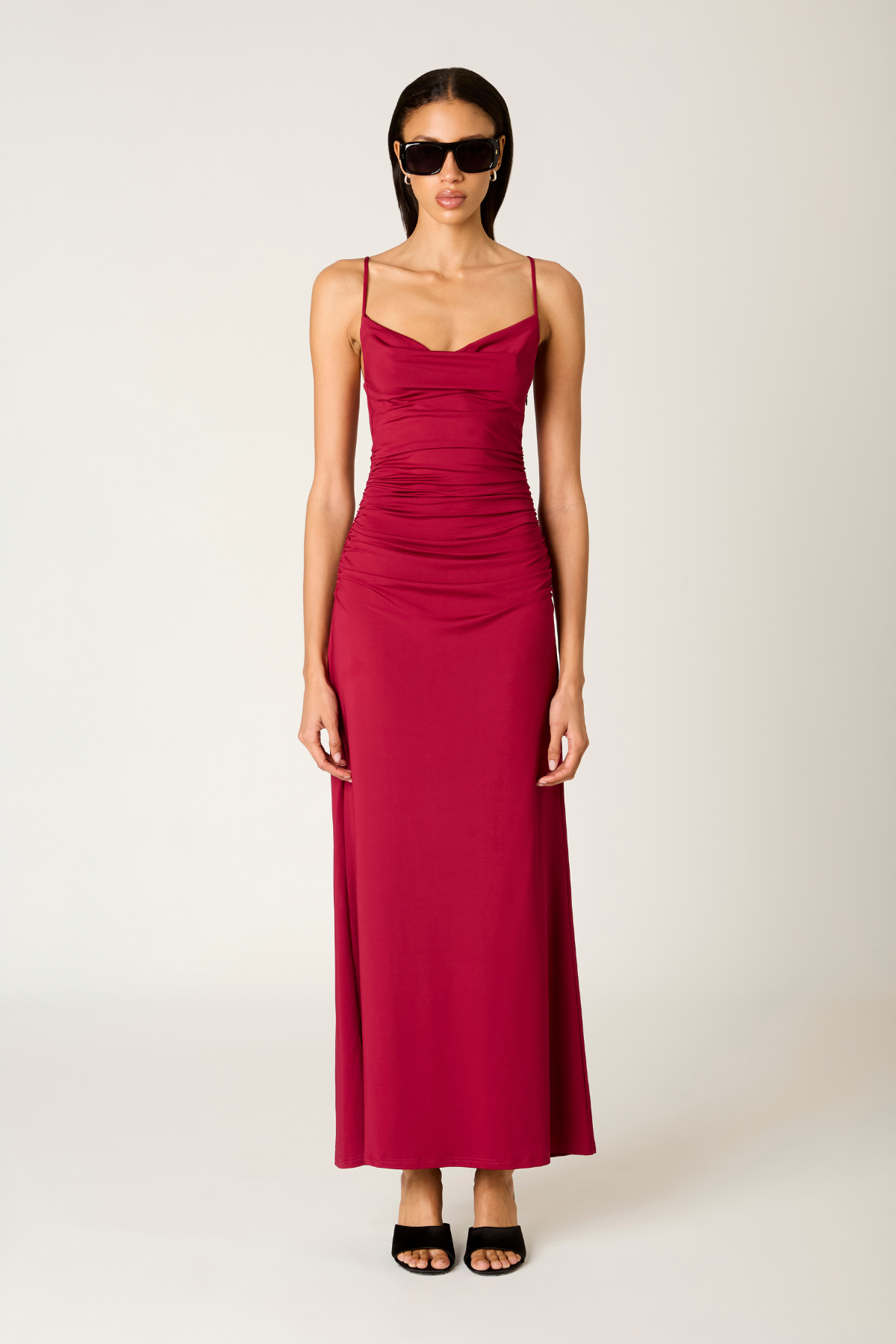 Vestido largo Ina en tono cranberry con escote barco y mangas largas, tejido fluidos para evento de noche o bodas con estilo elegante