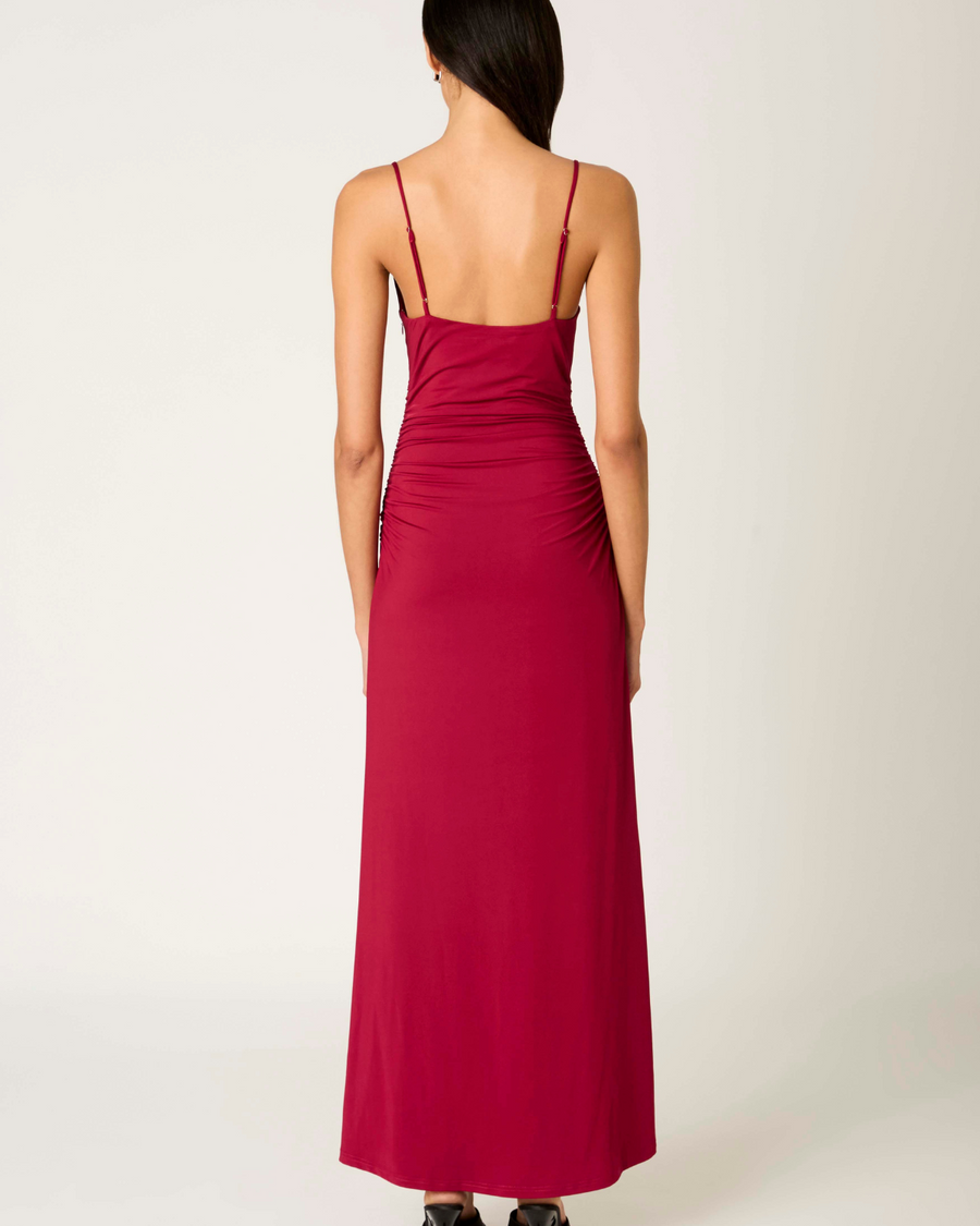 Vista trasera del Ina Vestido Largo Cranberry, vestido largo en color cranberry con espalda descubierta y caída fluida
