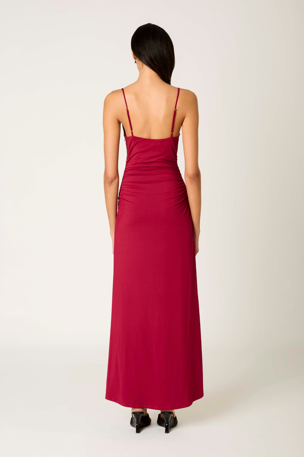Vestido largo Ina en tono cranberry con escote en la espalda fluidos para evento de noche o bodas con estilo elegante