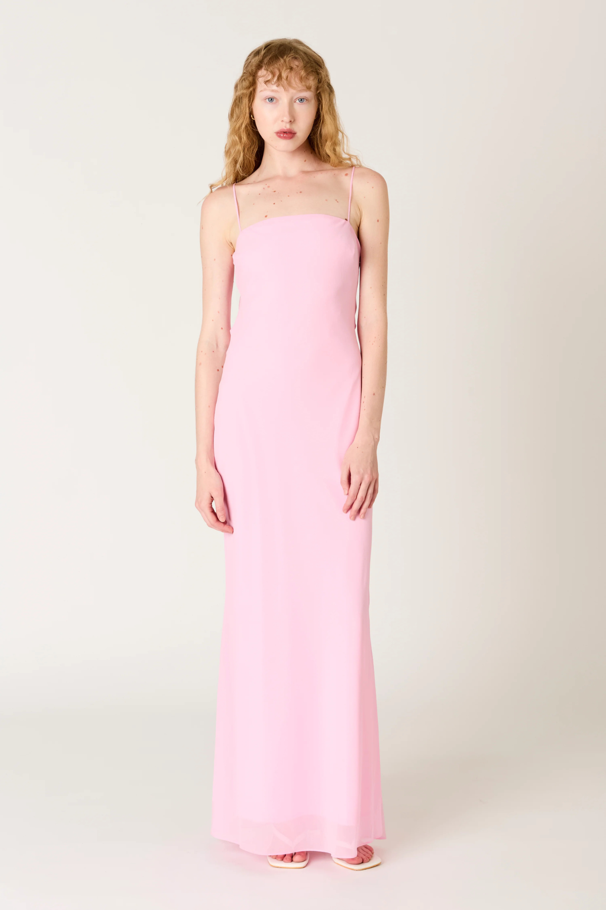 Vestido Estrella Rosa Sakura look elegante de invitada para boda o evento con estilo femenino y romántico