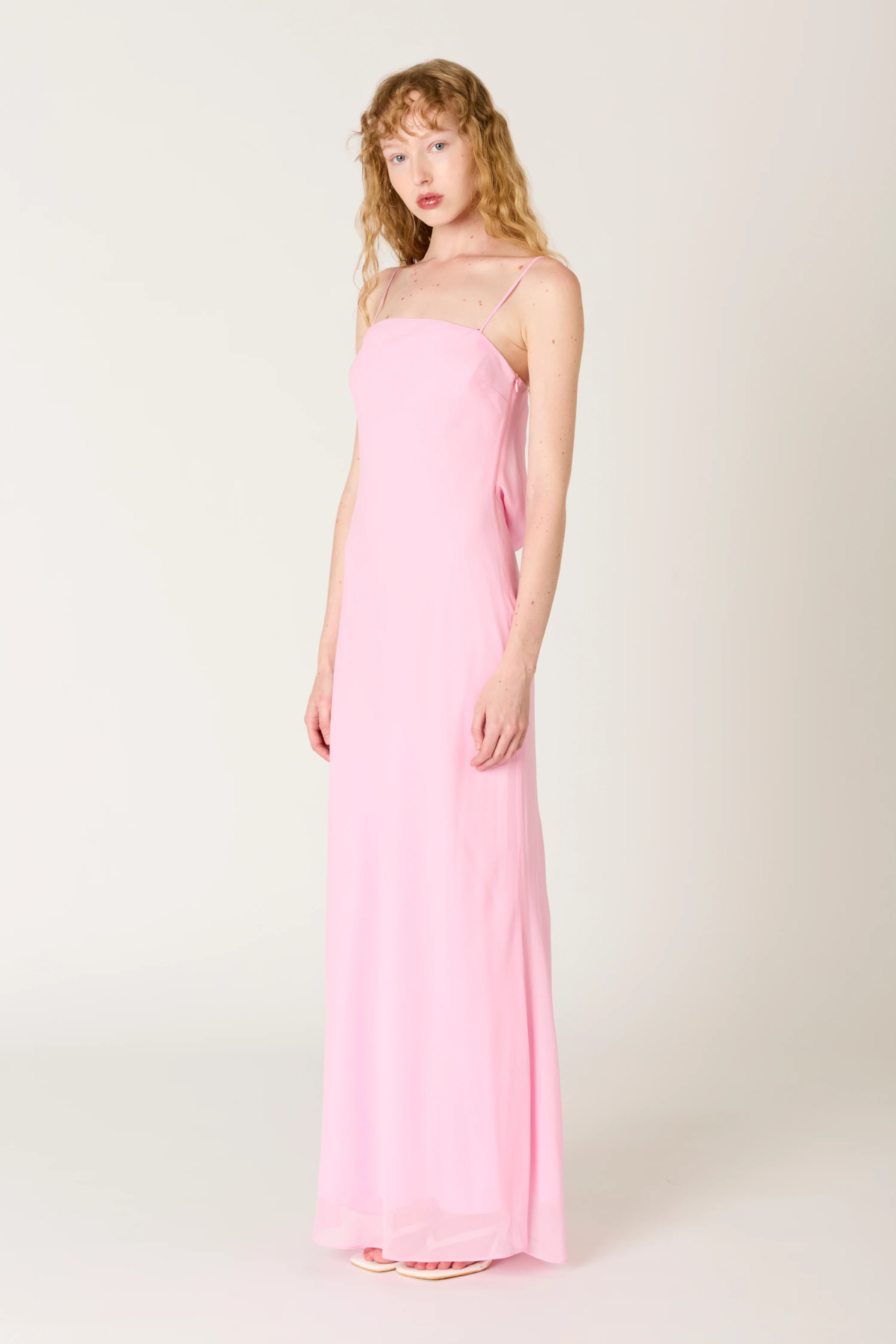 Vestido Estrella Rosa Sakura detalle de tejido elegante con acabado suave y diseño sofisticado