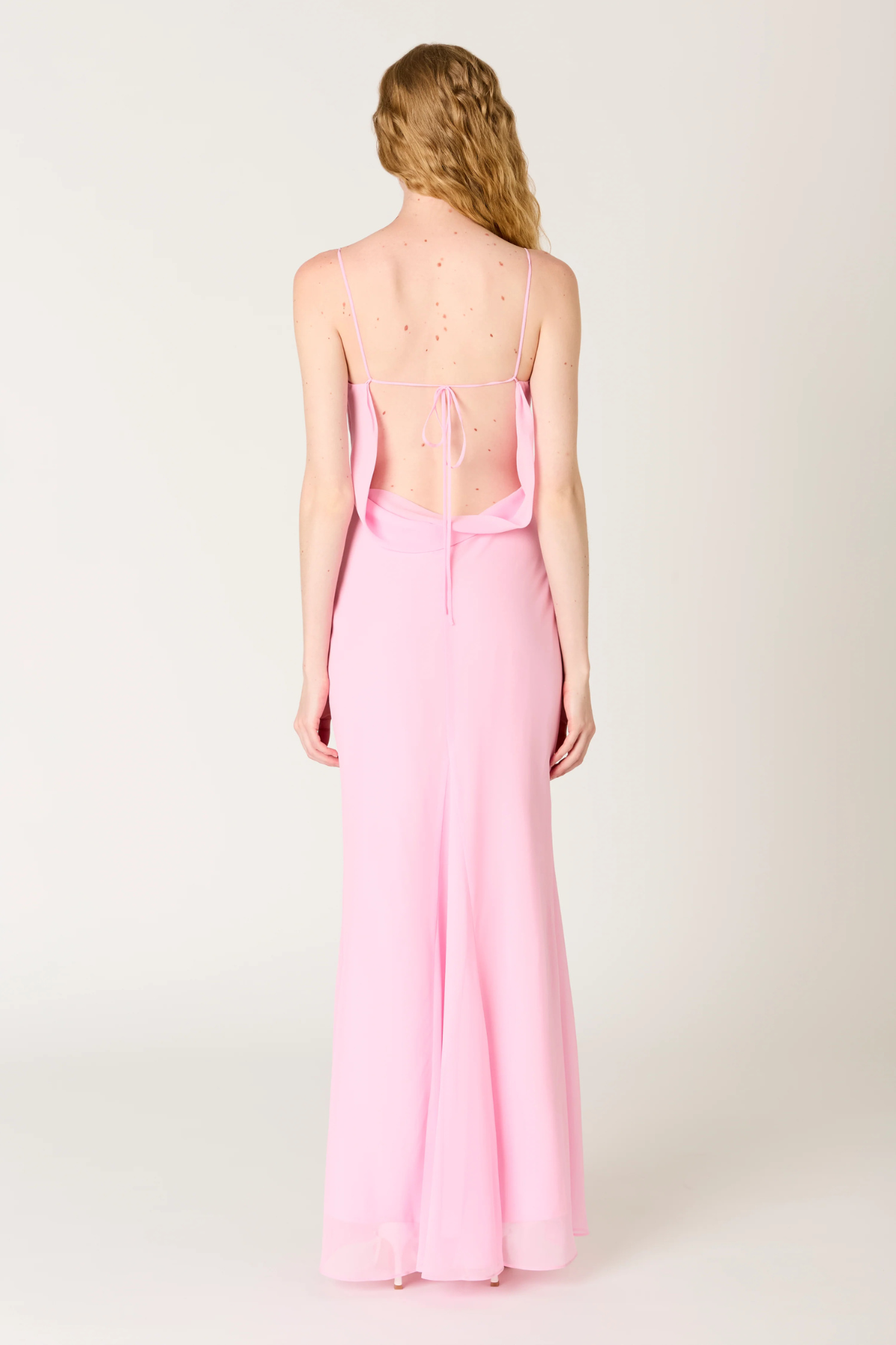 Vista trasera vestido Estrella rosa sakura con espalda abierta y silueta favorecedora