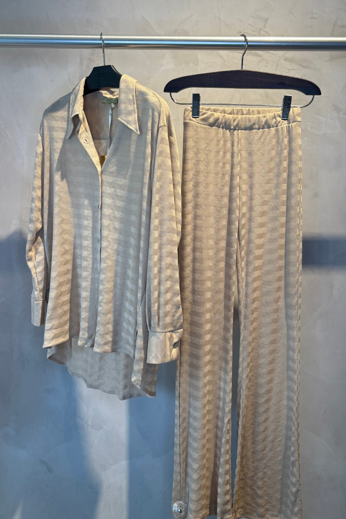 Camisa Cappuccino de manga larga para mujer con corte moderno y tejido suave ideal para looks elegantes y casuales