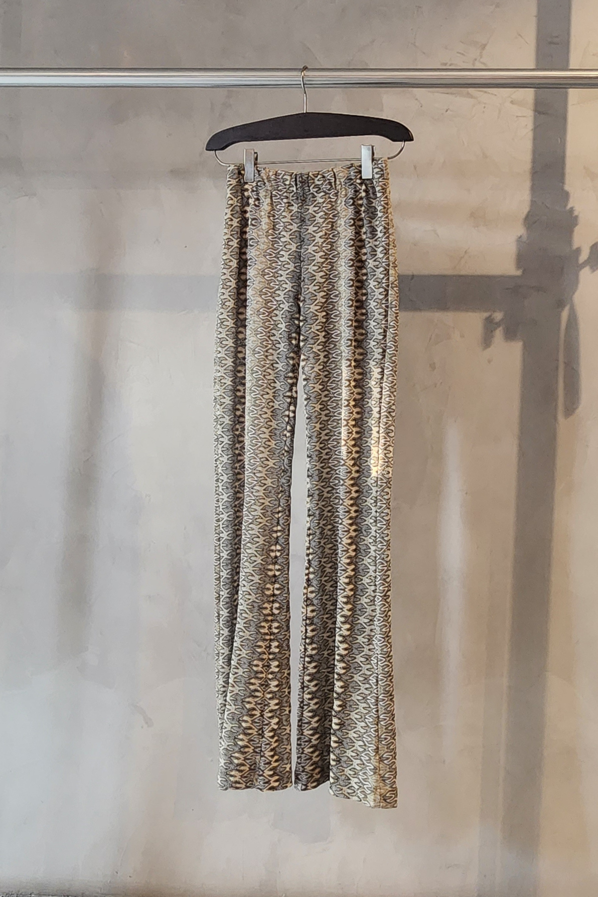 Pantalón acampanado Pho Firenze en color flame, con cintura alta y caída fluida en tejido elástico para movimiento cómodo y estilo retro