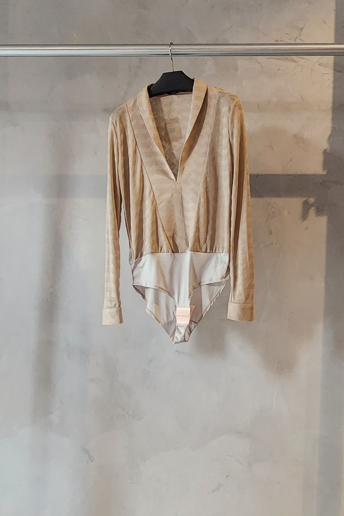 Body Pho Firenze capuccino con escote elegante y ajuste entallado ideal para combinar con pantalones de alta costura