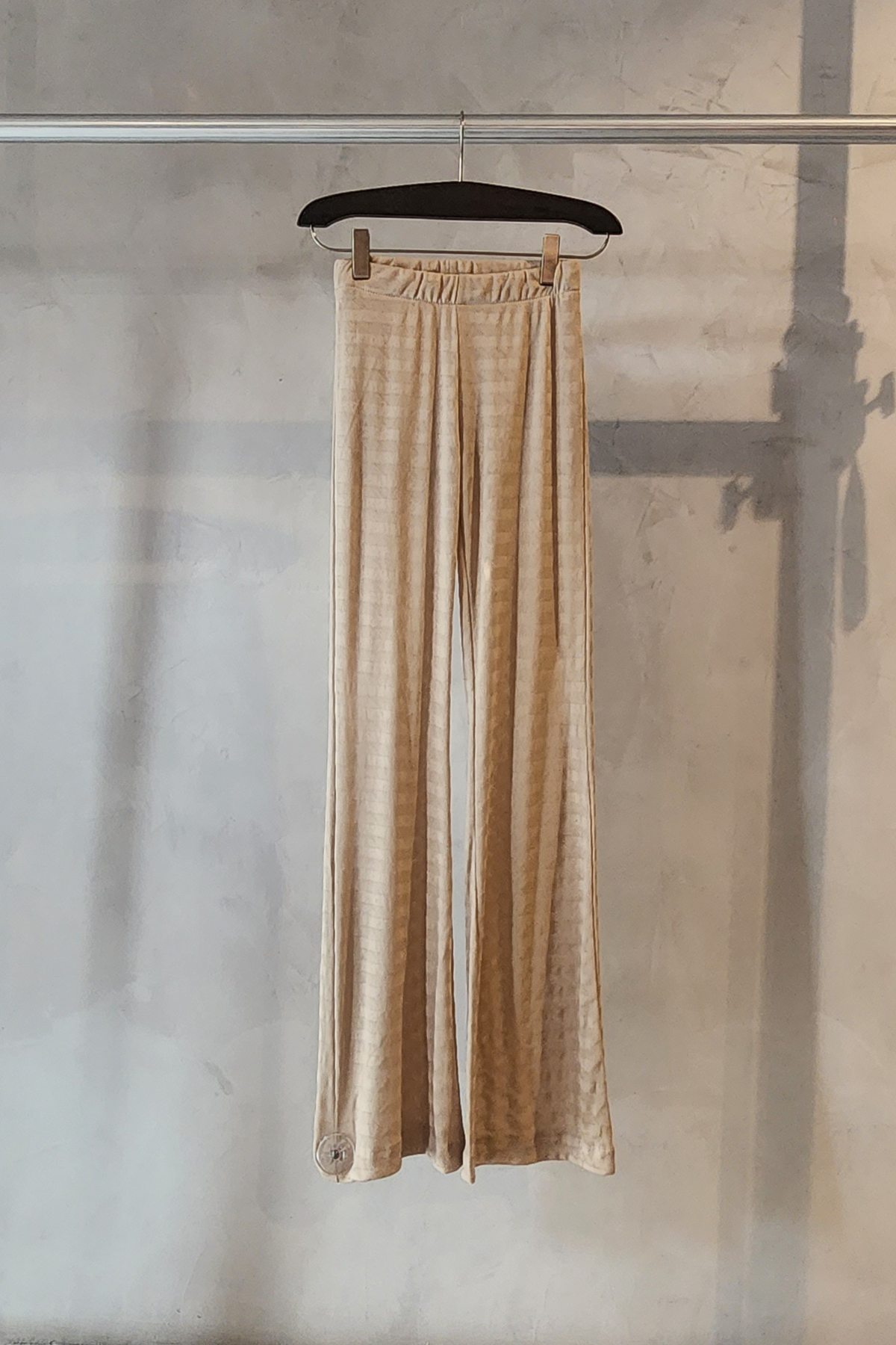 Pantalón ancho Pho Firenze capuccino colgado en percha mostrando corte acampanado y cremallera lateral elegante