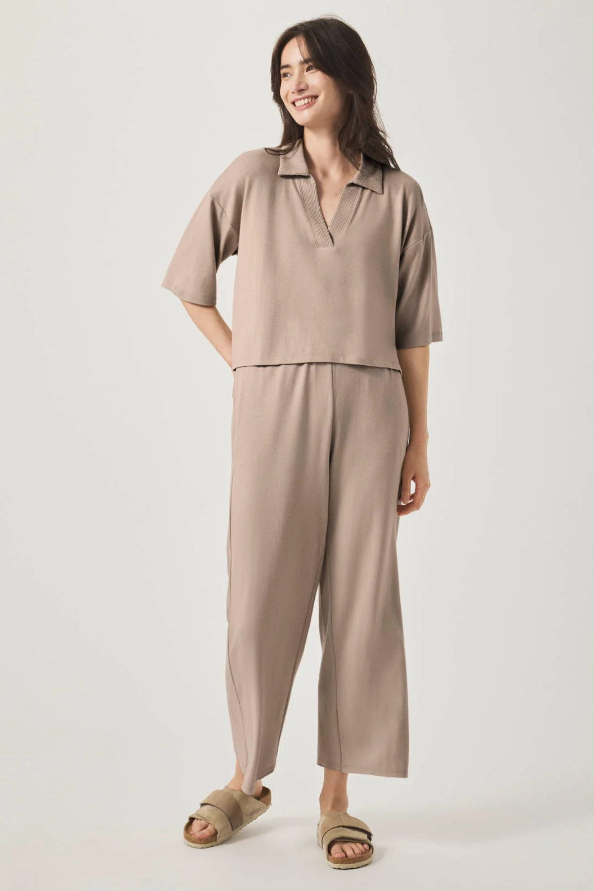 Pantalón Splendid Brook color fawn en tejido suave con corte recto y cintura alta para un estilo moderno y cómodo