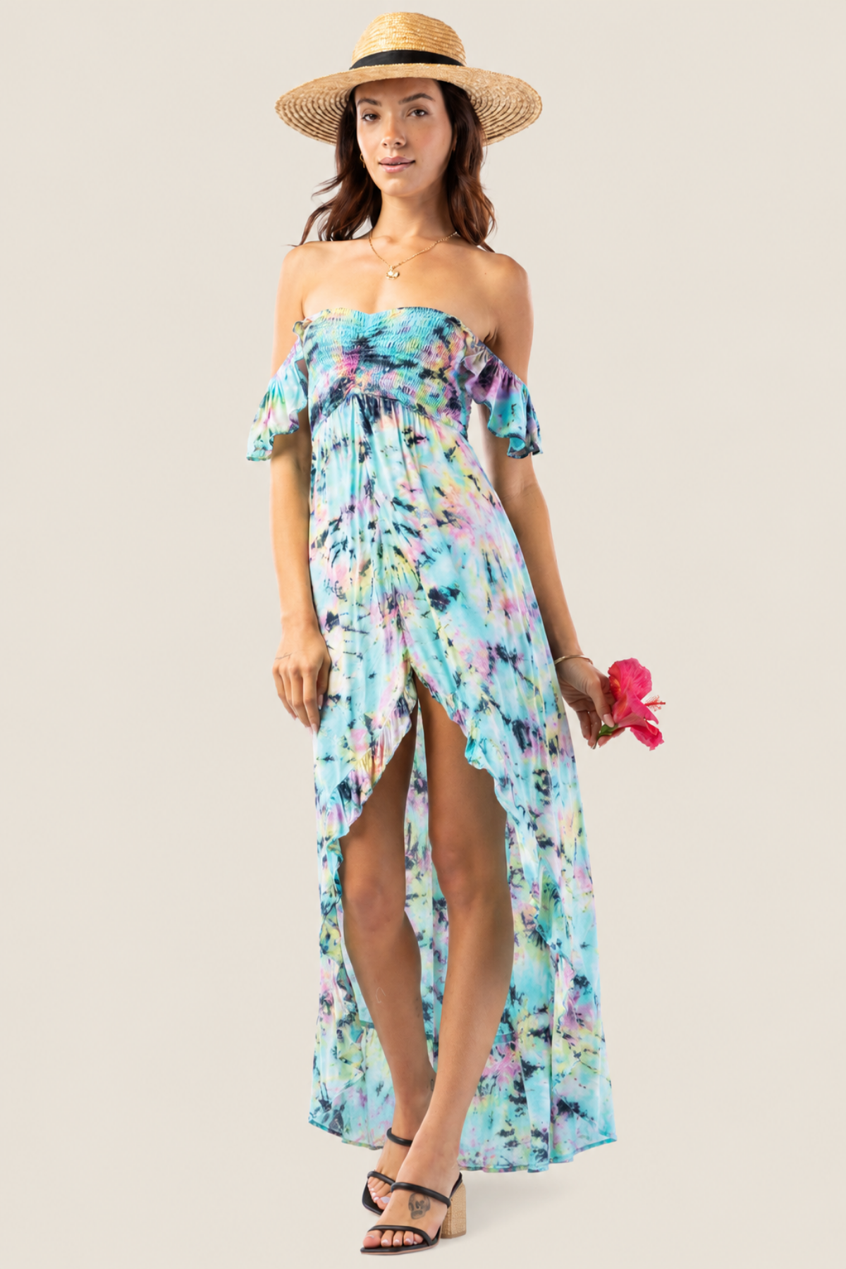 Modelo de frente con vestido maxi Tiare Hawaii Brooklyn en tonos rosa, amarillo y azul con caída vaporosa y diseño elegante