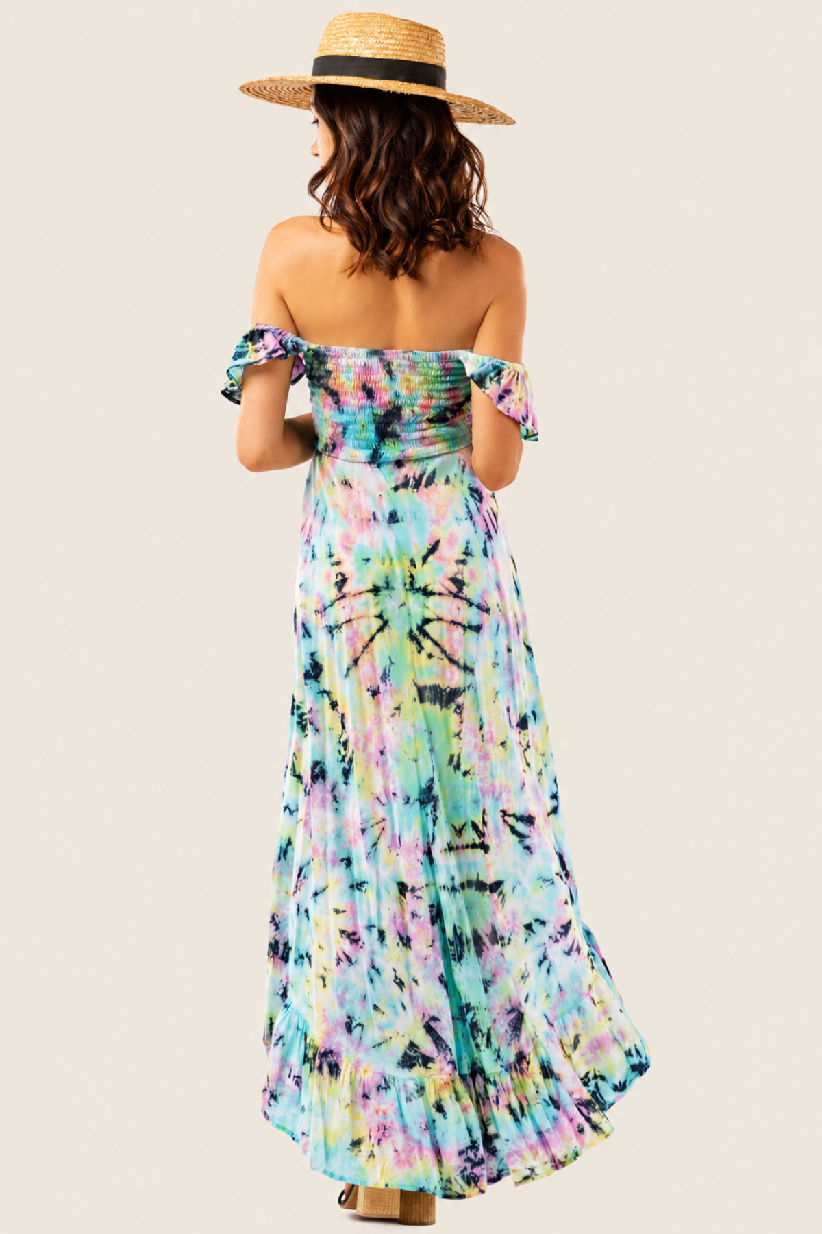 Modelo de espaldas con vestido maxi Tiare Hawaii Brooklyn en tonos pastel rosa, amarillo y azul con diseño fluido ideal para verano