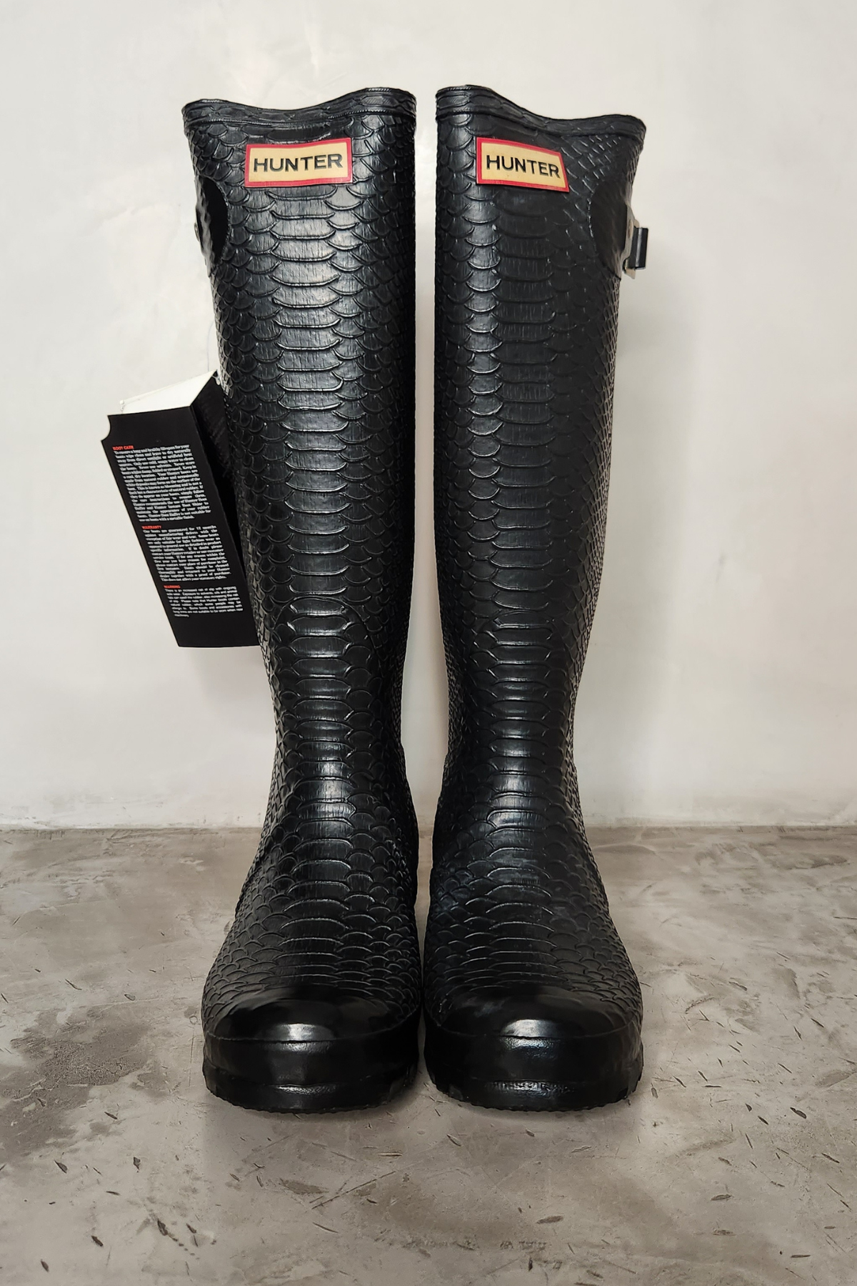 Botas Hunter de caucho original  en color negro con diseño moderno, hebillas en los laterales para un estilo elegante y sofisticado en invierno/lluvia