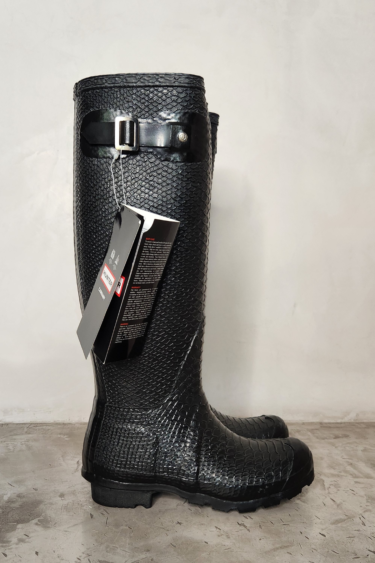 Vista Lateral Botas Boa Hunter de caucho original  en color negro con diseño con hebillas en los laterales, estampado de relieve.