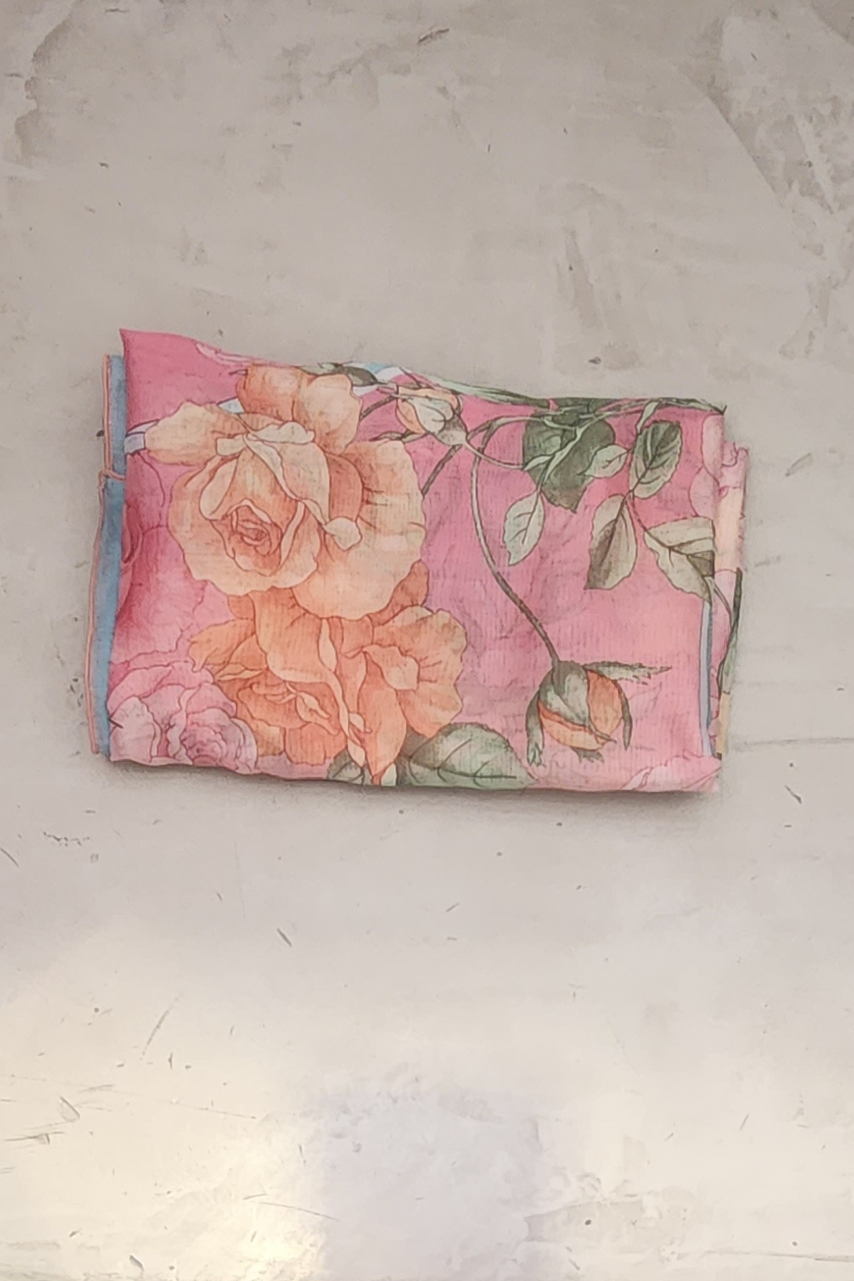 Detalle plano del pareo Rosa de Raffaela D'Angelo mostrando estampado sutil y acabados cuidados ideal para accesorios veraniegos