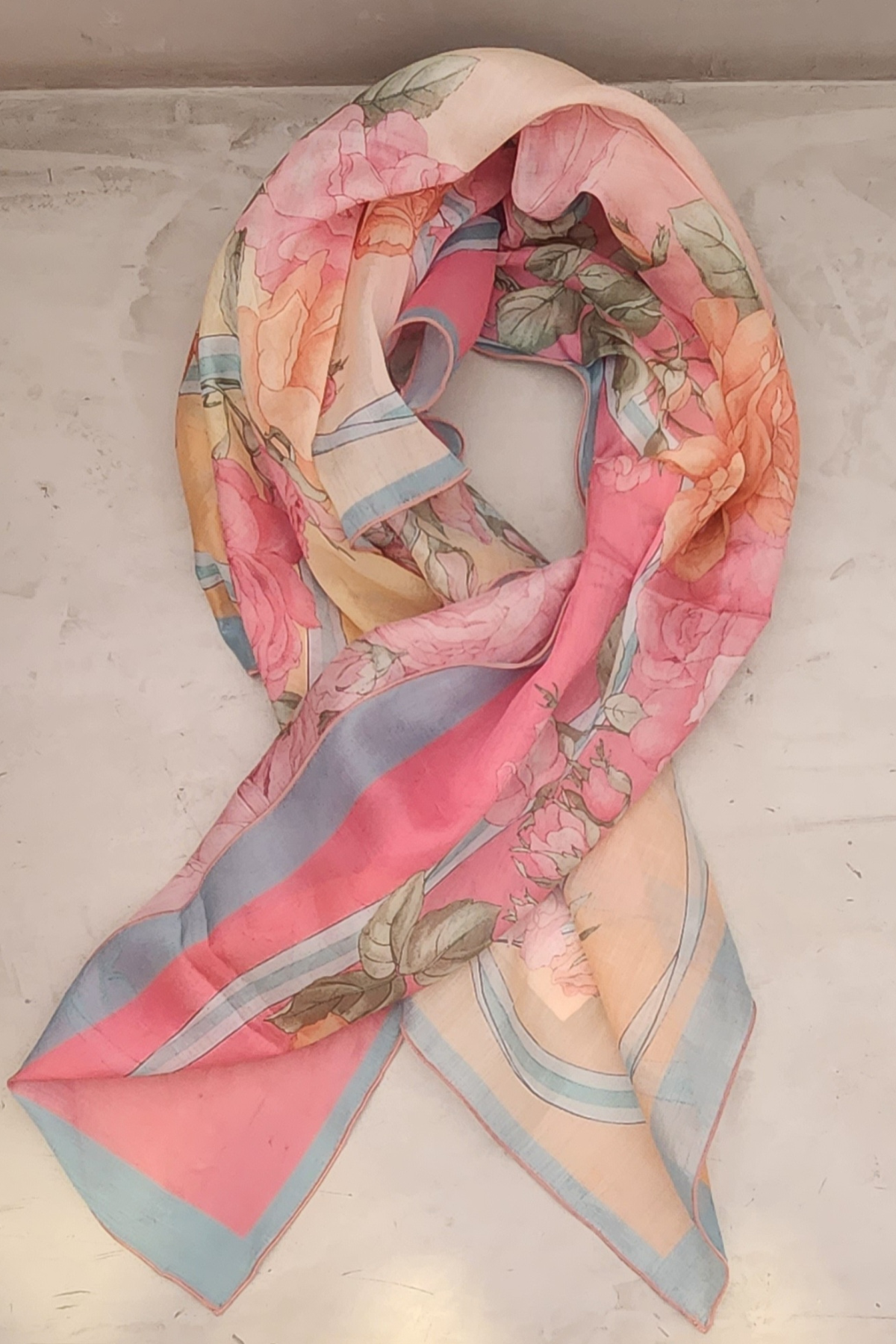 Pareo Raffaela D'Angelo Rosa sobre fondo neutro con estampado floral delicado y textura de algodón italiano elegante
