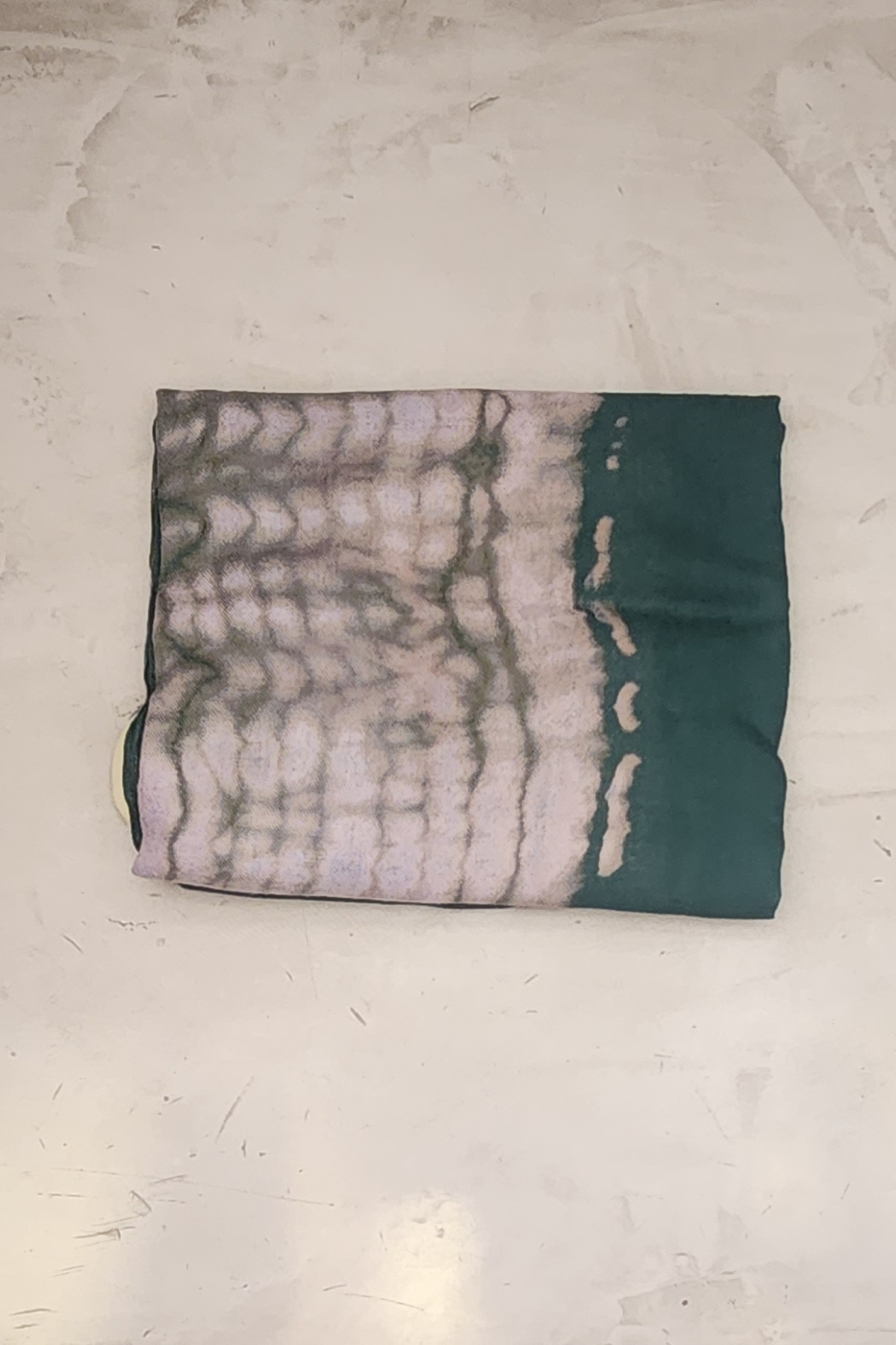 Detalle del pareo Gypsy Green mostrando su textura suave y aerodinámica en tono verde tie dye perfecto para playa y urbano