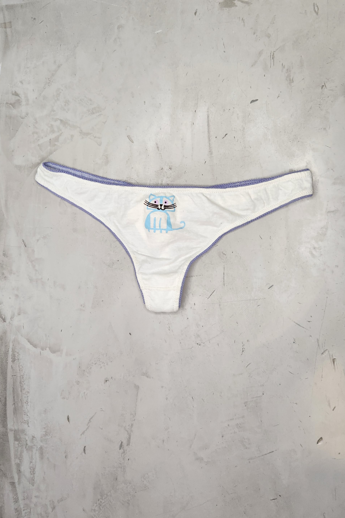 Tanga Cedille de Paul & Joe en algodón blanco con detalle de gatito para una lencería delicada y con estilo refinado