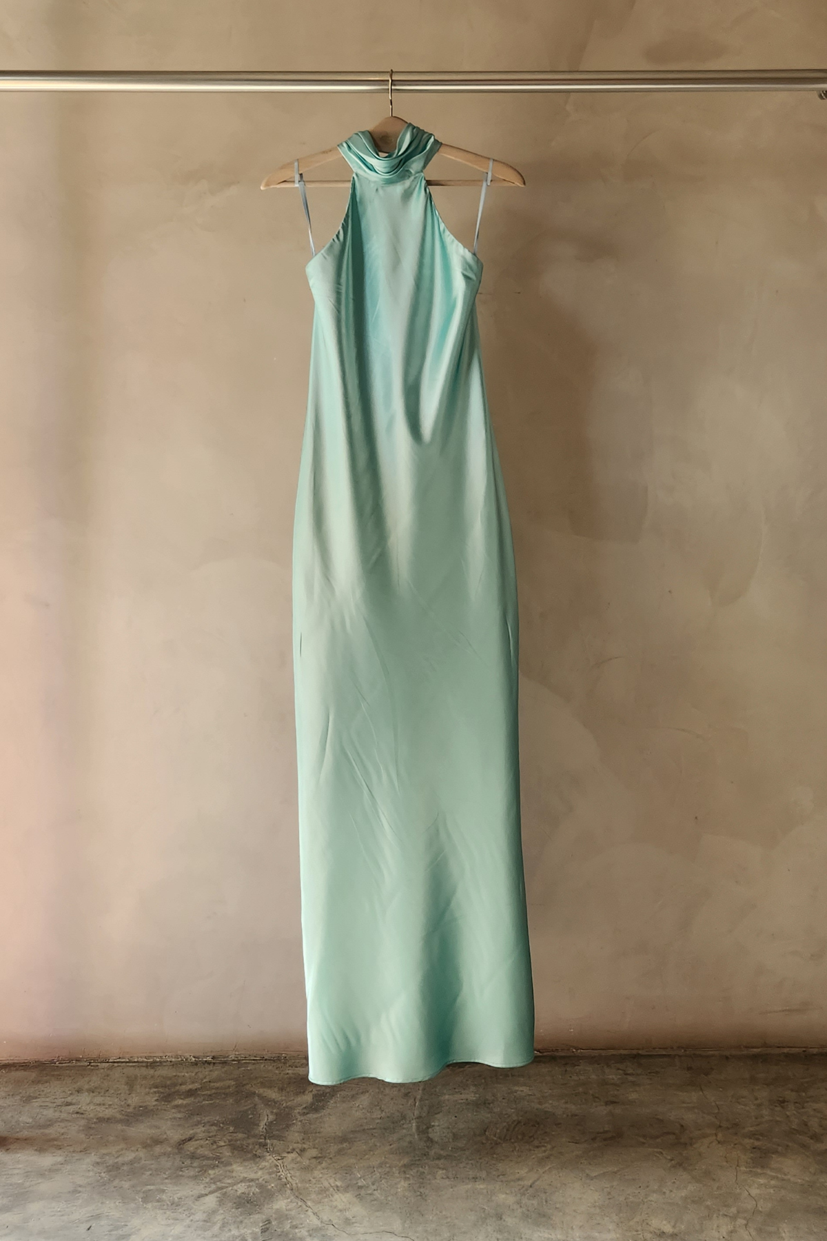 Vestido largo Lana baby blue elegante diseño halter fluido ideal para eventos formales con cuello descubierto