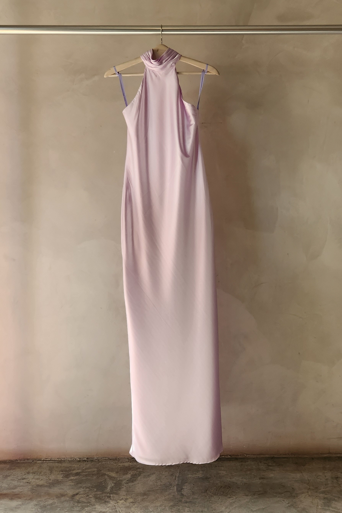 Vestido Lana lavanda en maniquí, corte halter largo con movimiento fluido y diseño elegante para fiestas y ocasiones especiales