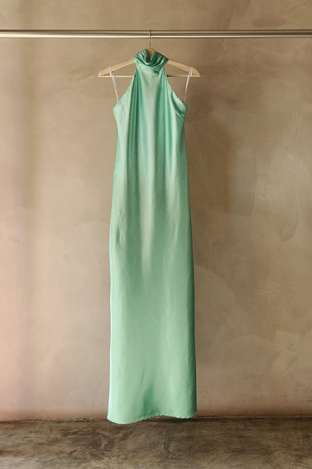 Vestido Lana mint en maniquí, diseño halter largo con caída natural y acabado suave ideal para ceremonias y encuentros diurnos