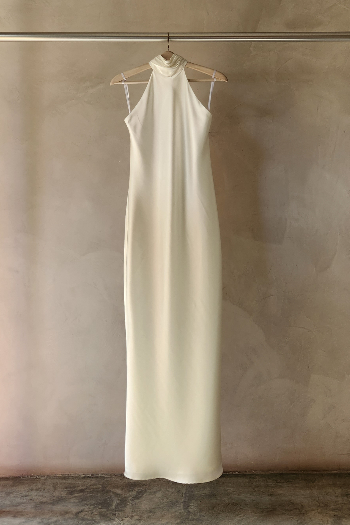 Maniquí luce vestido Lana blanco halter largo con caída fluida y detalle en la espalda perfecto para bodas y eventos formales