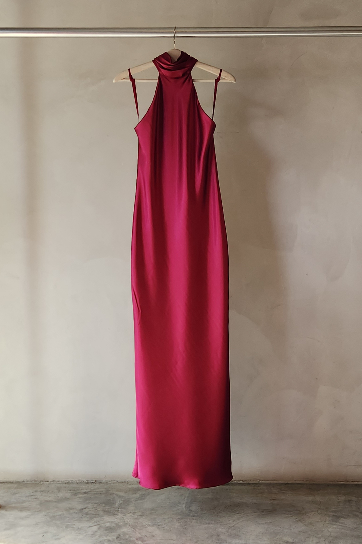 Maniquí con vestido Lana wine, estilo halter largo ajustado en cintura y caída suave para un look sofisticado y moderno