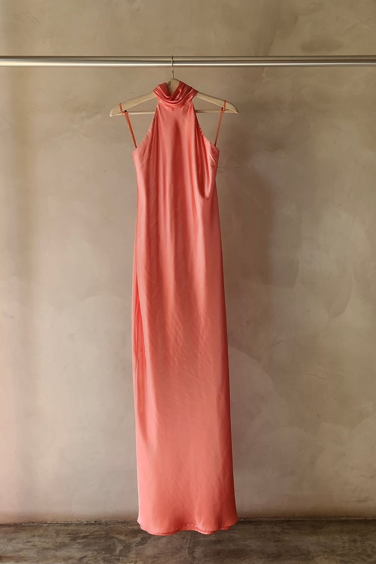 Vestido Lana de Vila color coral estilo maxi, corte recto fluido, y escote en la espalda con cremallera