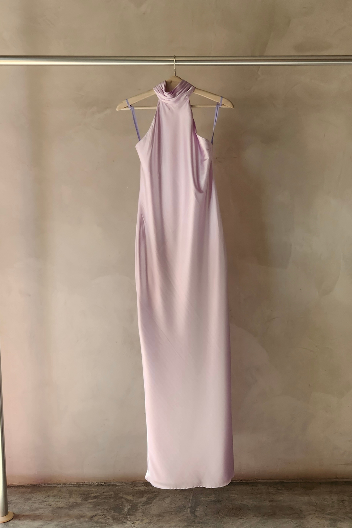 Vestido Largo Lana de Vila en color Lila corte recto fluido, escote Halter, cremallera en la parte trasera