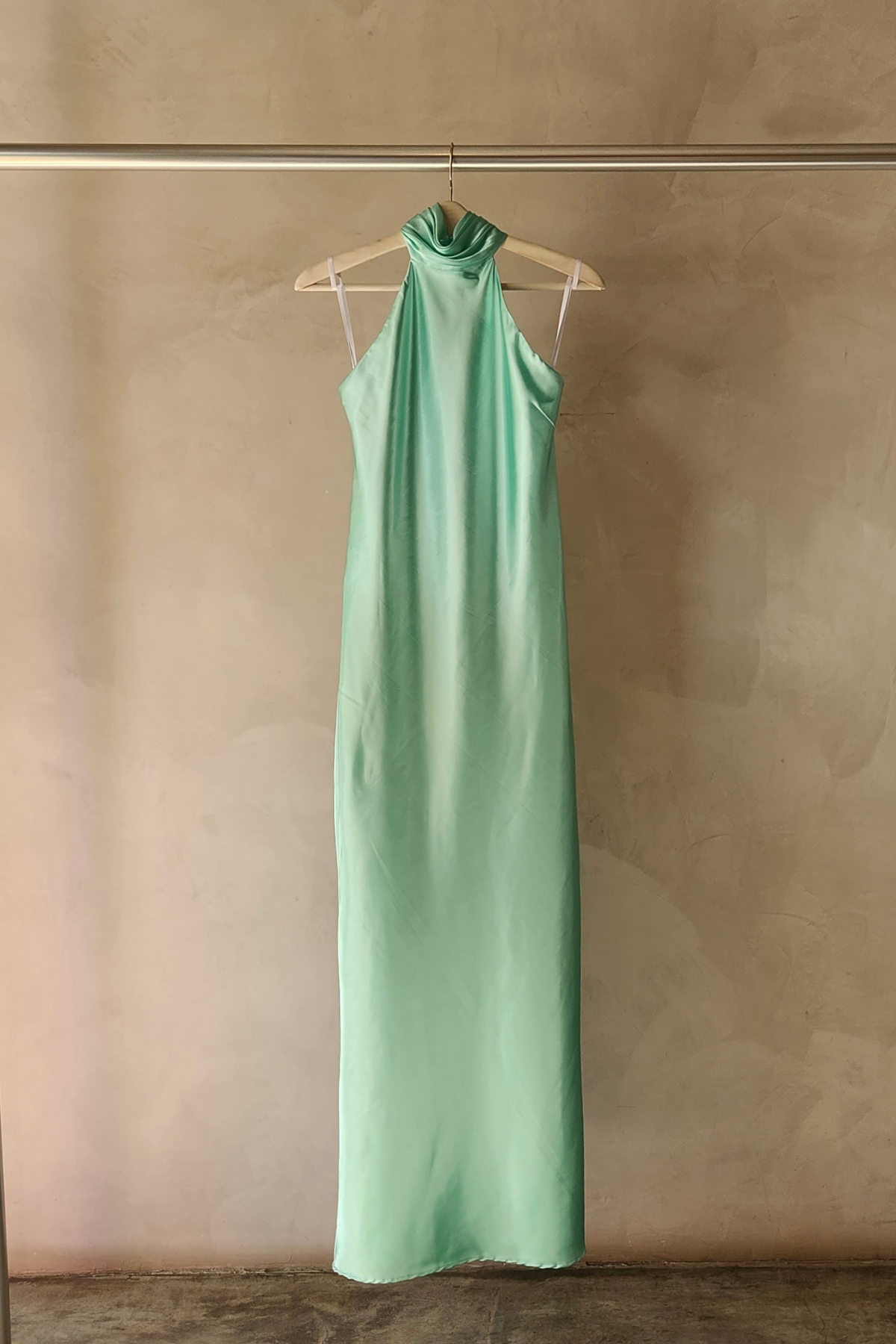 Vestido largo Lana de Vila color Mint con con corte recto, escote en la espalda, cuello Halter