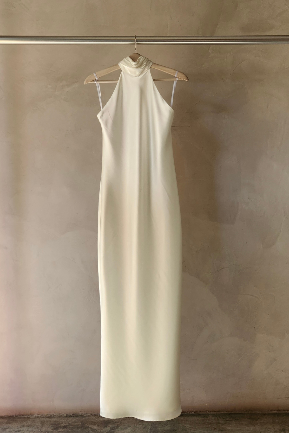 Vestido Largo Lana de Vila en color White con estilo cuello Halter, corte recto, fluido y escote en la espalda  