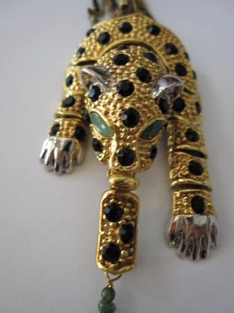 Detalle del colgante de leopardo y tigre con cristales en collar dorado chapado ideal para complementar looks modernos y sofisticados