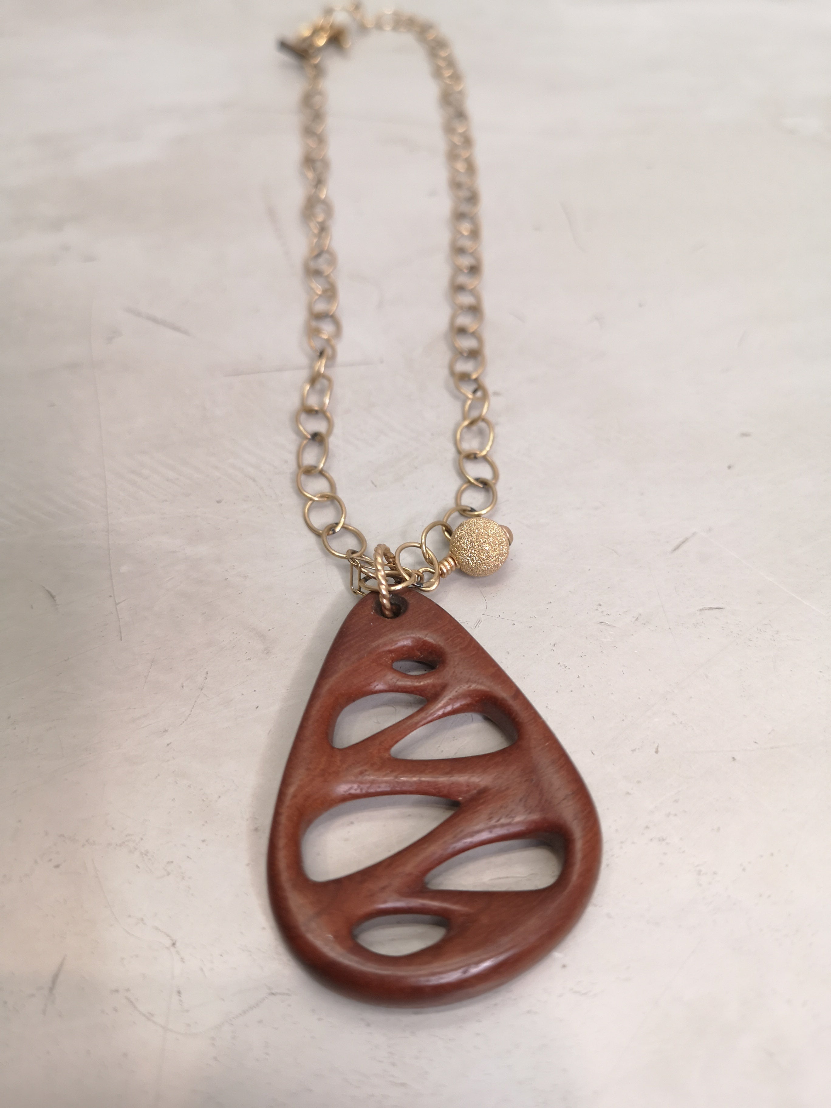 Detalle del collar de madera Mima Jewelry mostrando textura y acabado natural para un look sofisticado y original